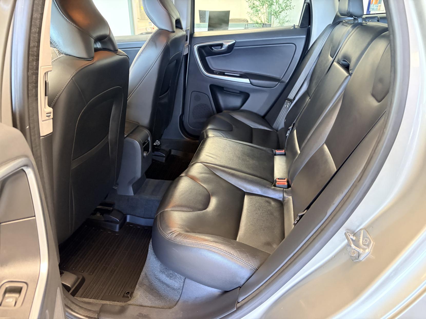 Volvo XC60 2.4 D4 SE Lux Nav SUV 5dr Diesel Geartronic AWD Euro 5 (181 ps)