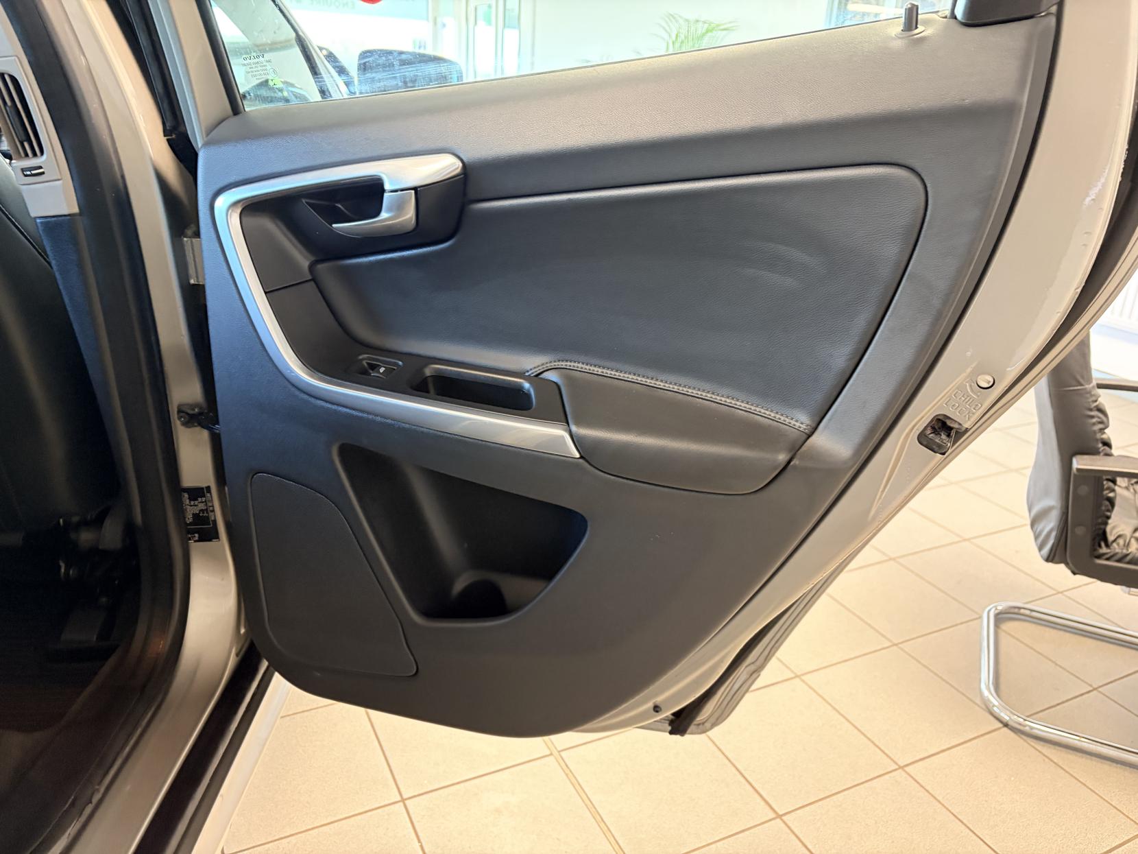 Volvo XC60 2.4 D4 SE Lux Nav SUV 5dr Diesel Geartronic AWD Euro 5 (181 ps)