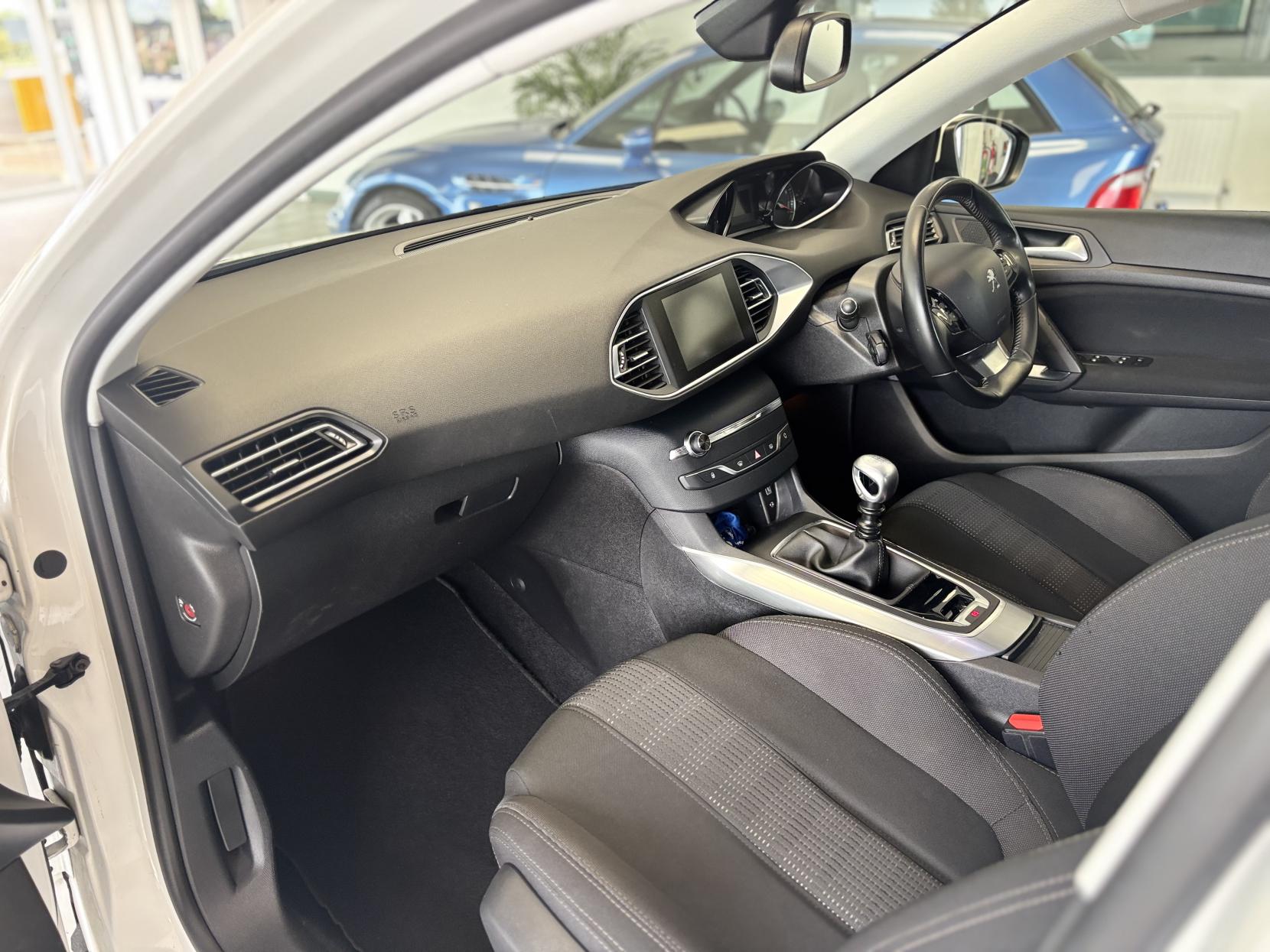 Peugeot 308 1.2 PureTech Allure Hatchback 5dr Petrol Manual Euro 6 (s/s) (130 ps)