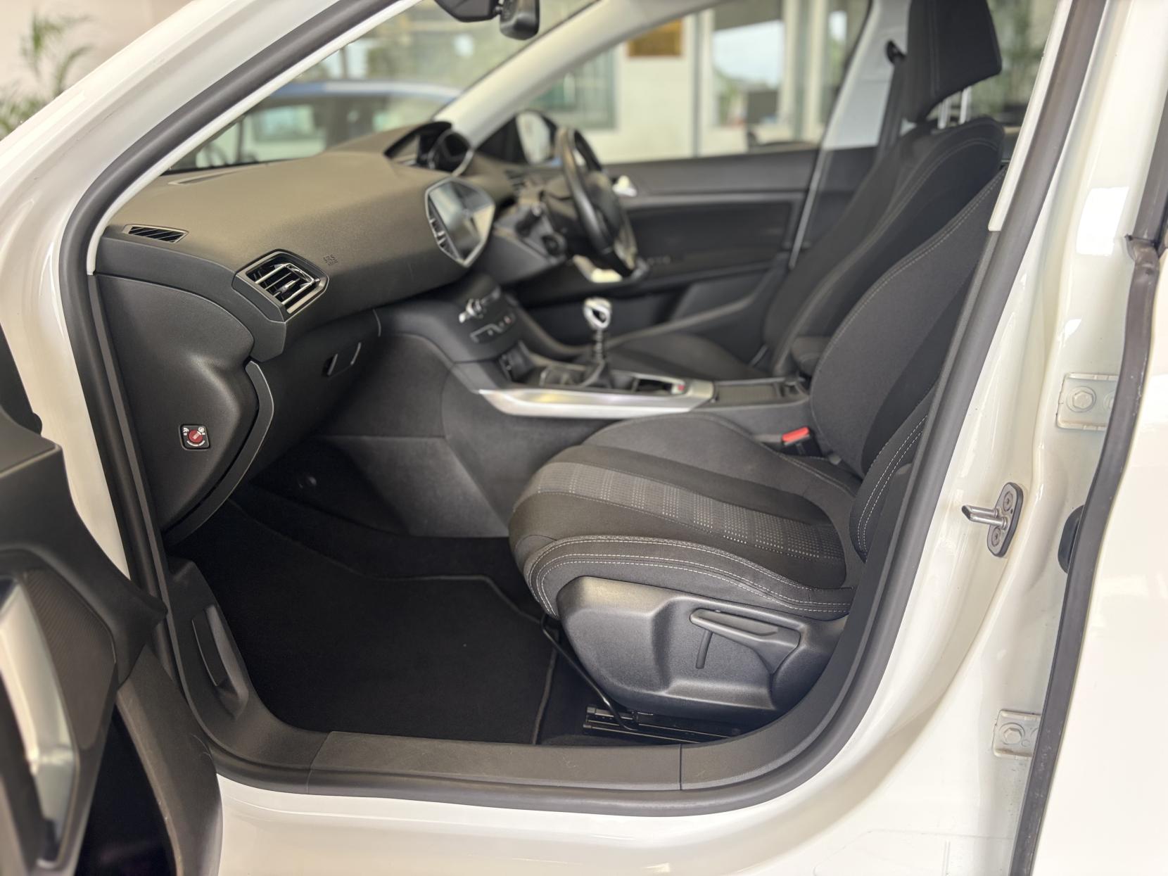 Peugeot 308 1.2 PureTech Allure Hatchback 5dr Petrol Manual Euro 6 (s/s) (130 ps)