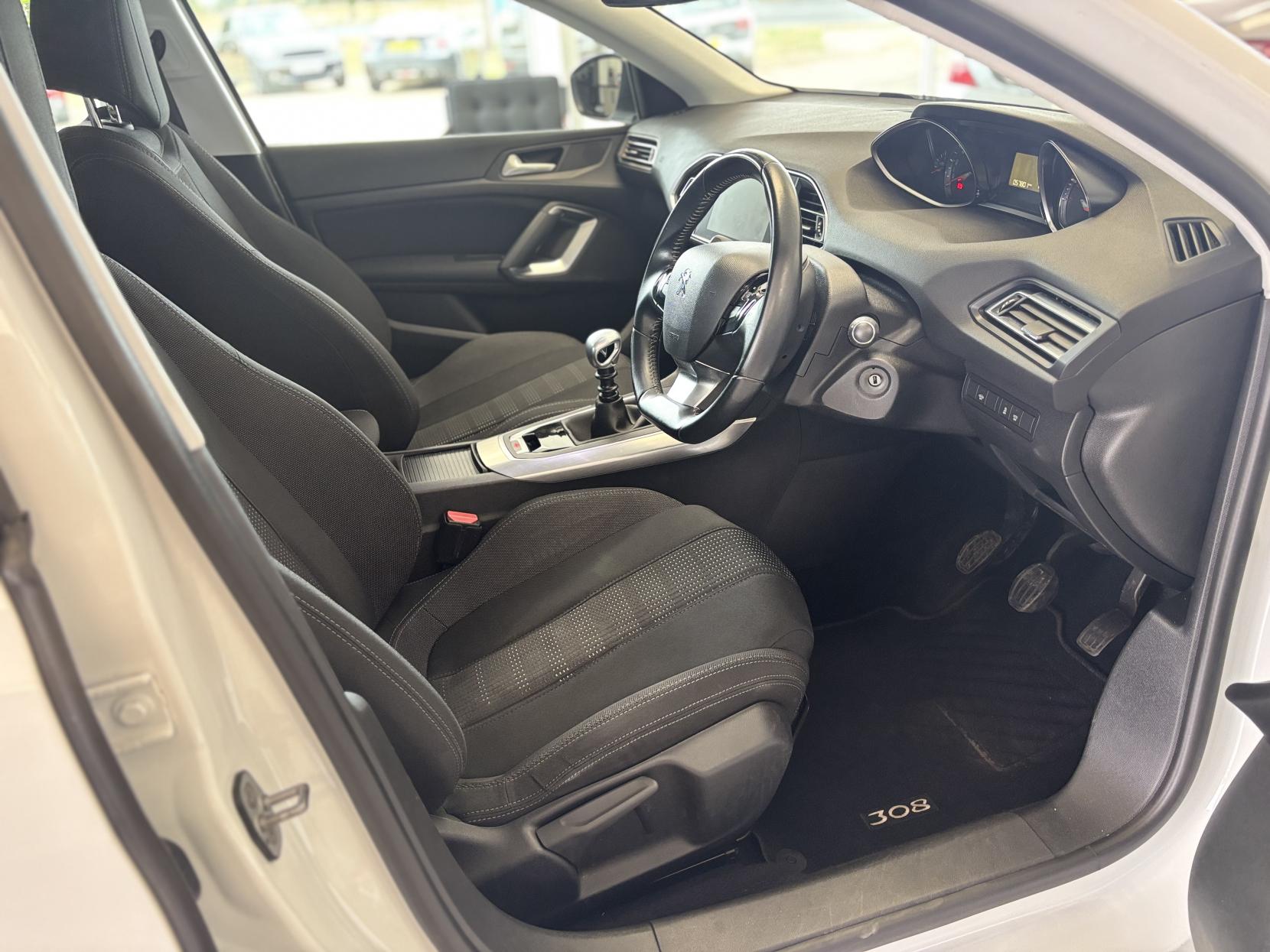 Peugeot 308 1.2 PureTech Allure Hatchback 5dr Petrol Manual Euro 6 (s/s) (130 ps)
