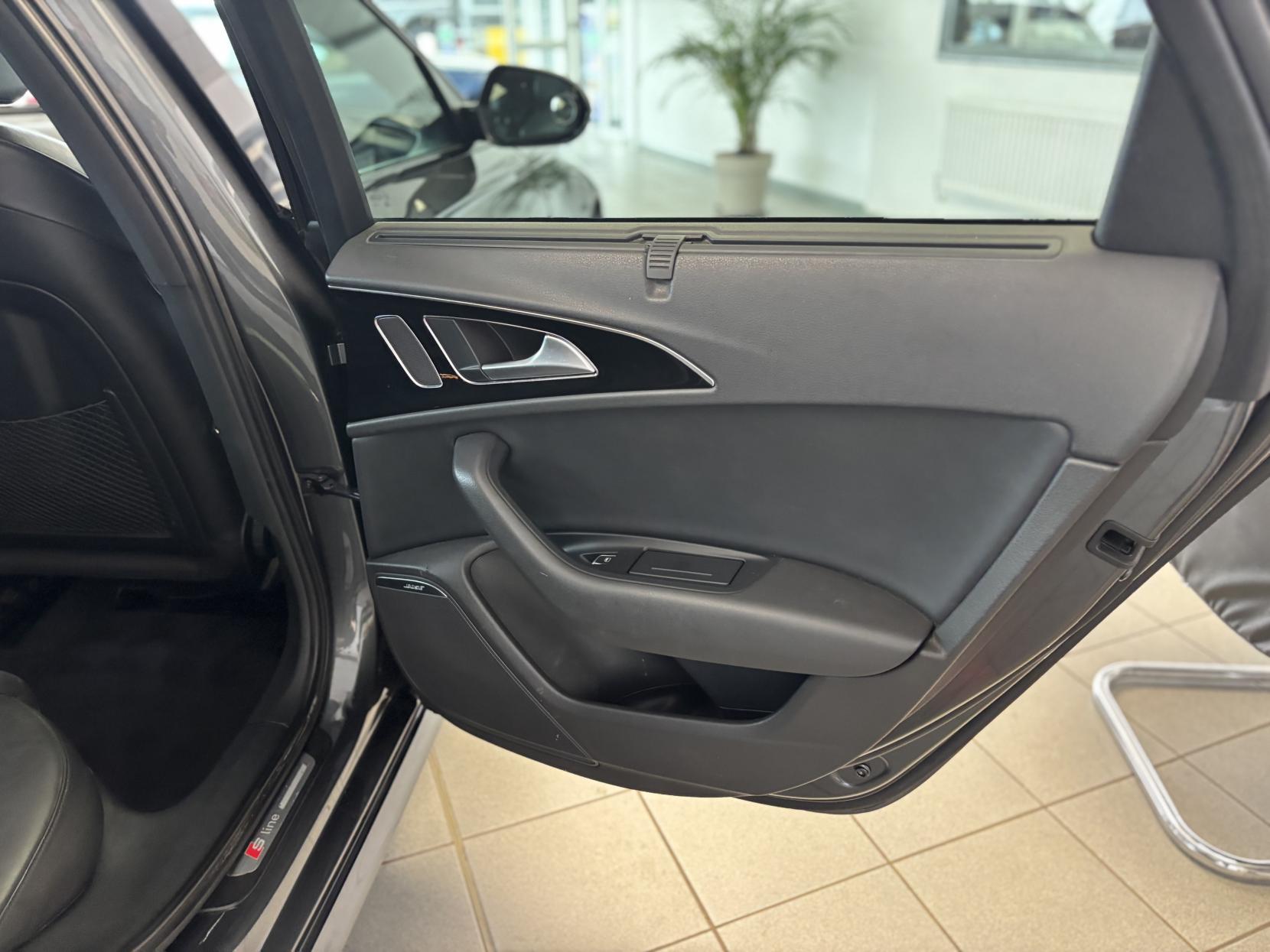 Audi A6 Avant 2.0 TDI ultra Black Edition Estate 5dr Diesel Manual Euro 6 (s/s) (190 ps)