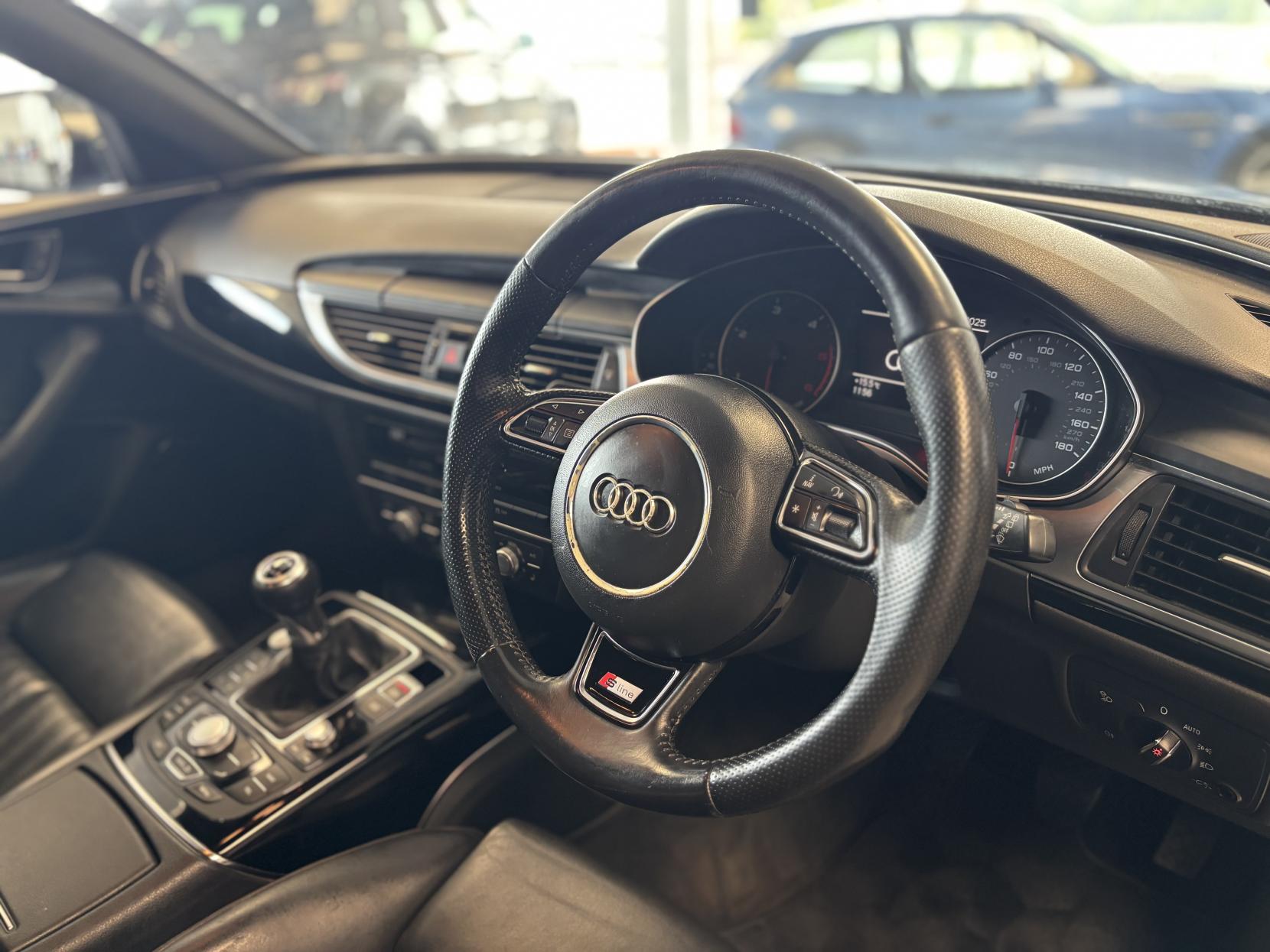 Audi A6 Avant 2.0 TDI ultra Black Edition Estate 5dr Diesel Manual Euro 6 (s/s) (190 ps)