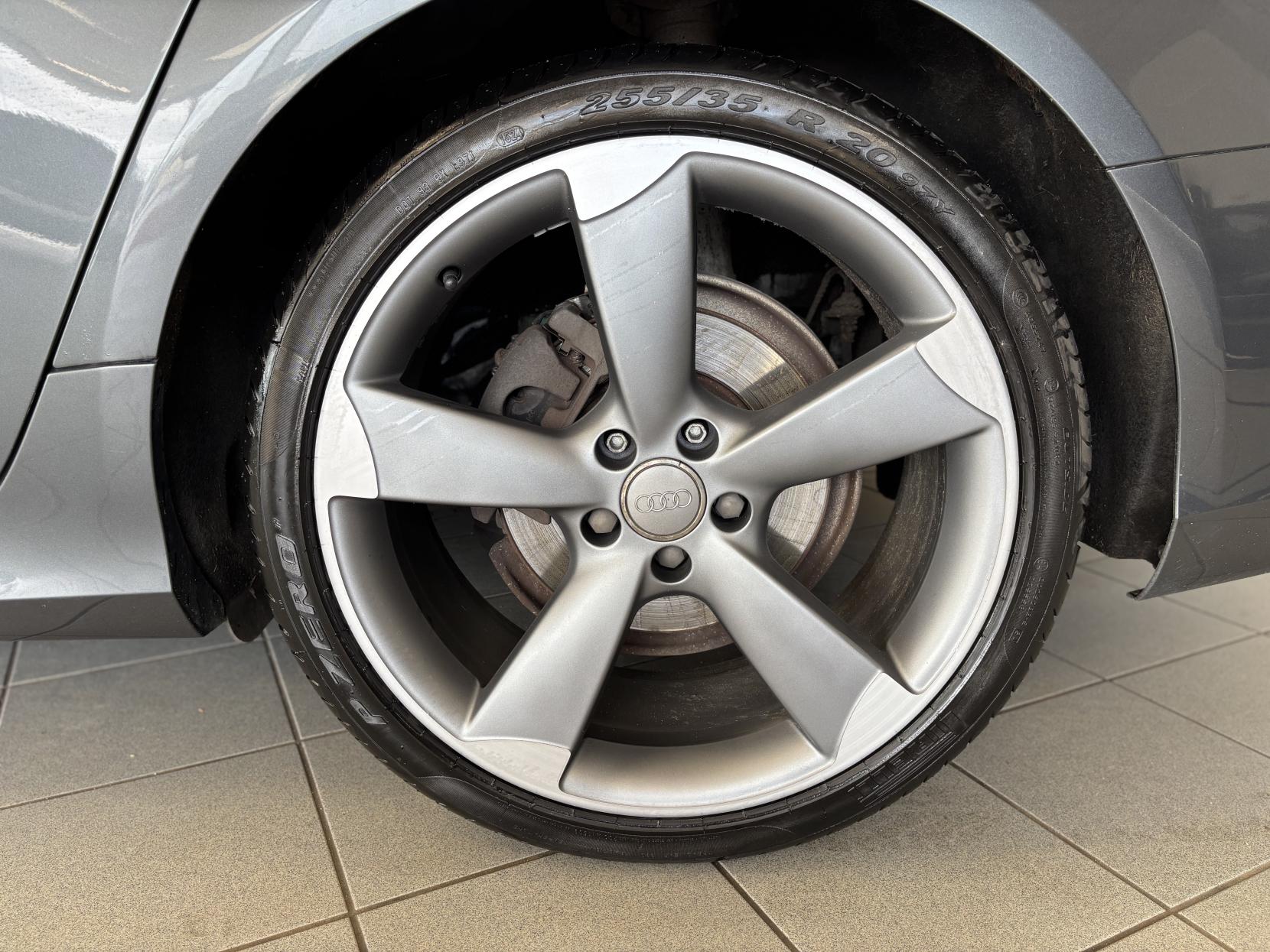 Audi A6 Avant 2.0 TDI ultra Black Edition Estate 5dr Diesel Manual Euro 6 (s/s) (190 ps)