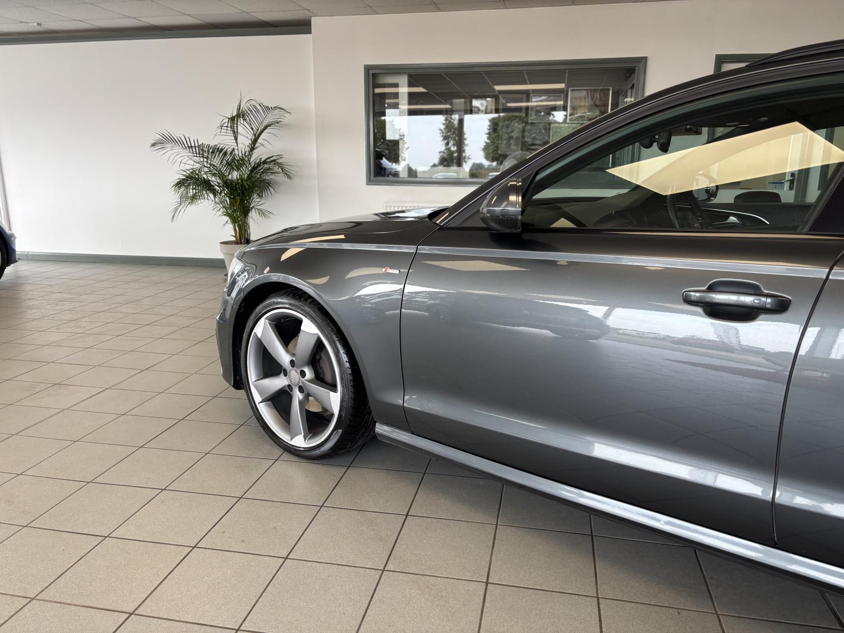 Audi A6 Avant 2.0 TDI ultra Black Edition Estate 5dr Diesel Manual Euro 6 (s/s) (190 ps)