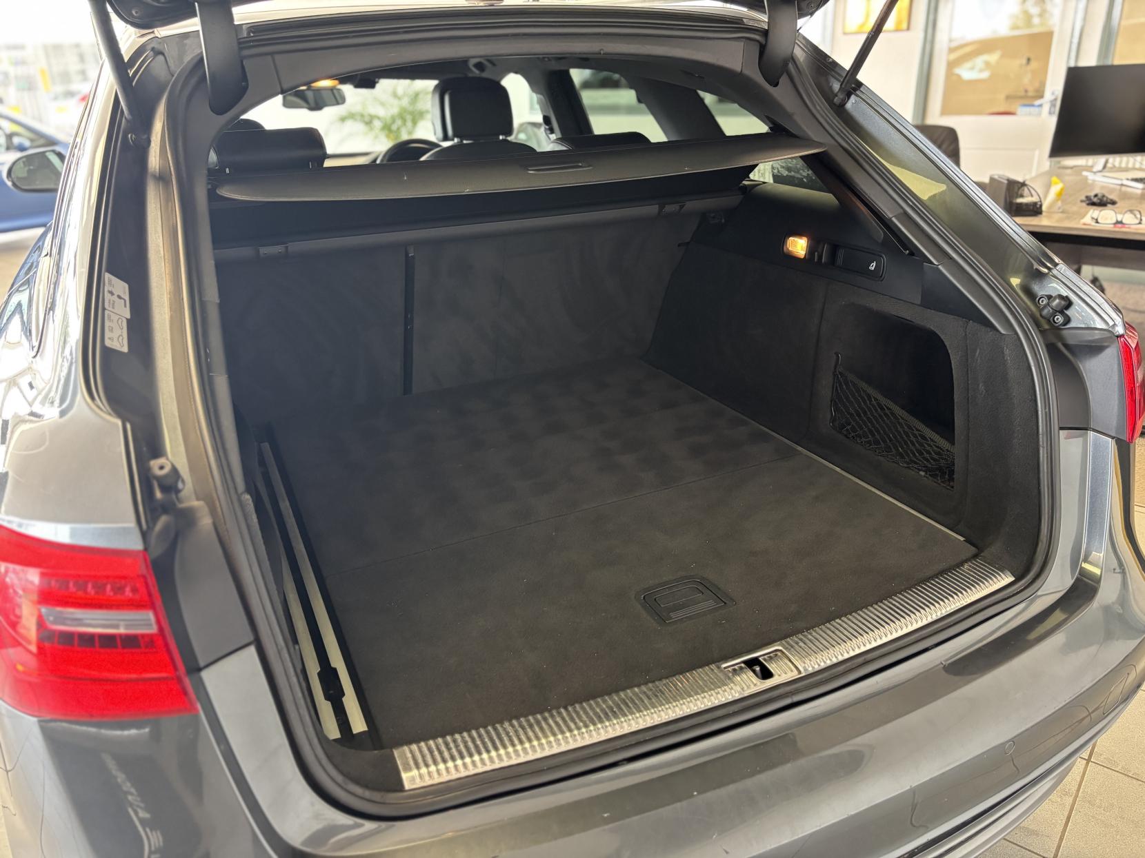 Audi A6 Avant 2.0 TDI ultra Black Edition Estate 5dr Diesel Manual Euro 6 (s/s) (190 ps)