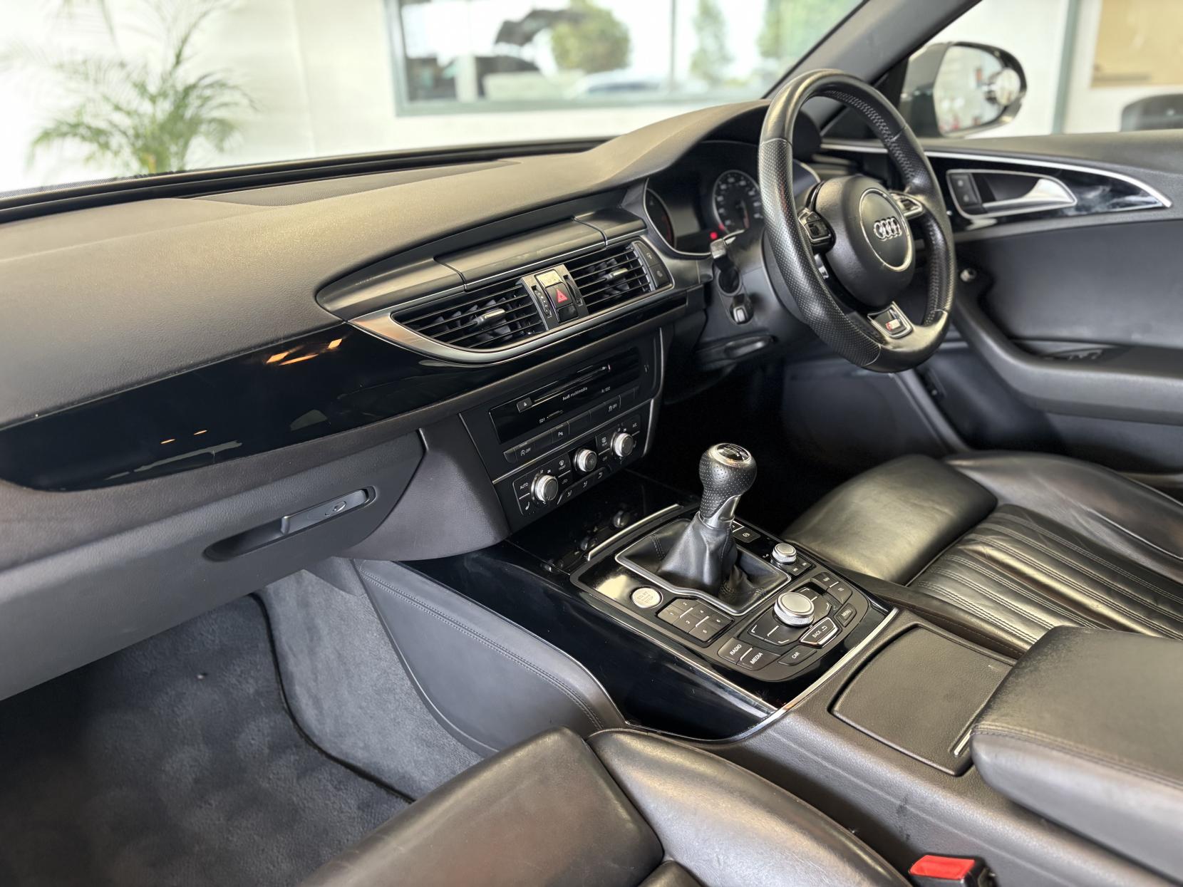 Audi A6 Avant 2.0 TDI ultra Black Edition Estate 5dr Diesel Manual Euro 6 (s/s) (190 ps)