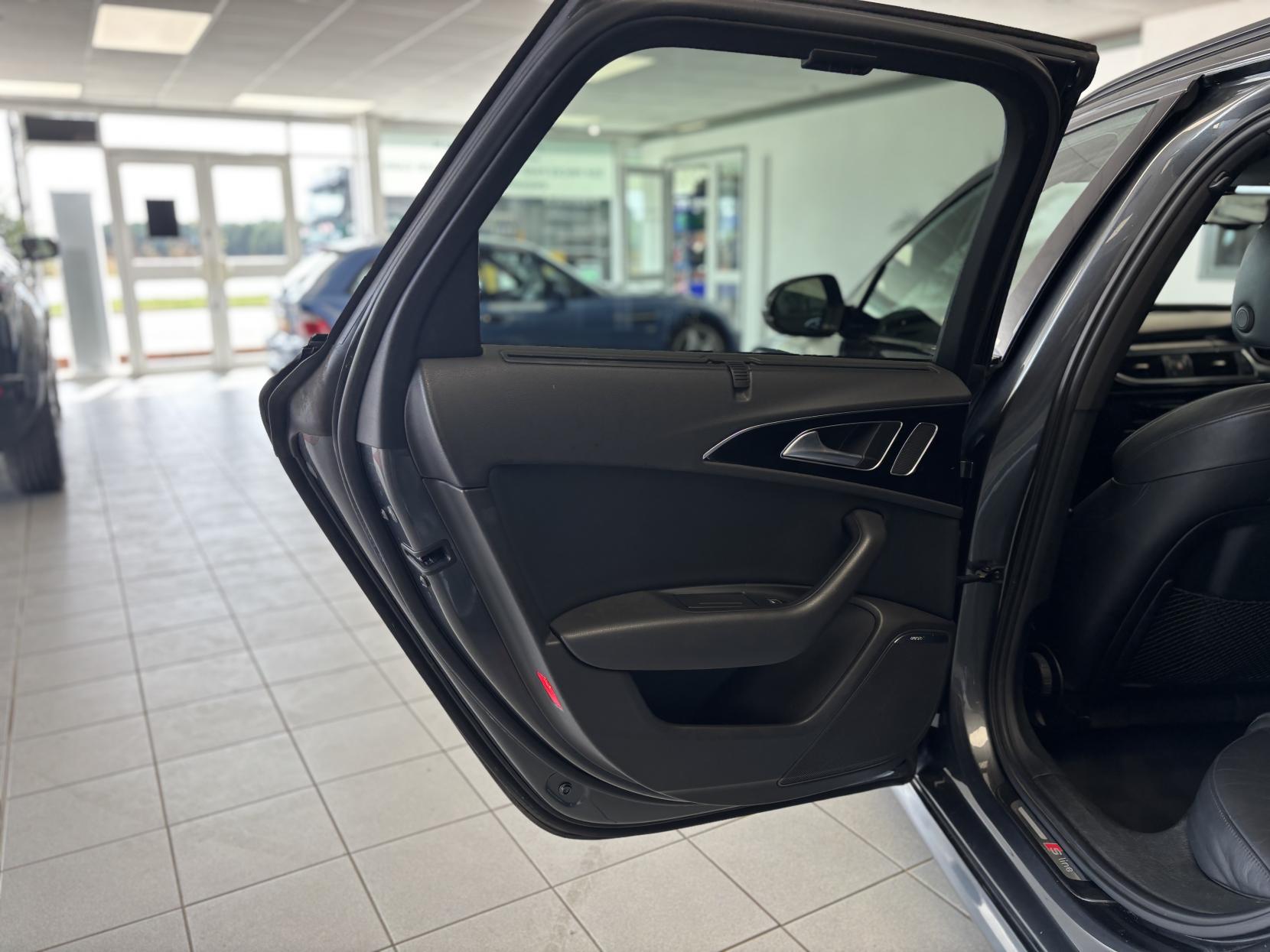 Audi A6 Avant 2.0 TDI ultra Black Edition Estate 5dr Diesel Manual Euro 6 (s/s) (190 ps)