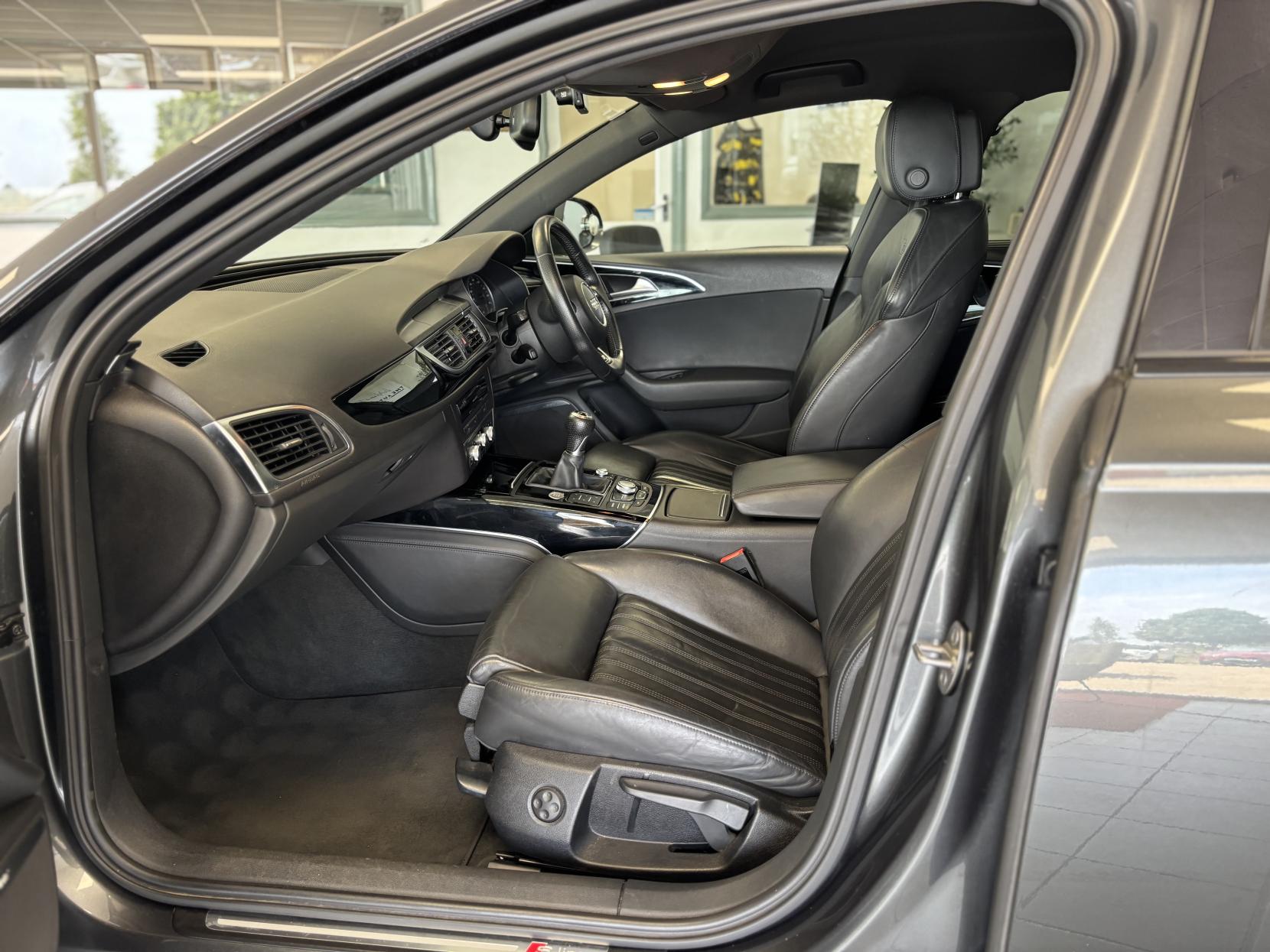 Audi A6 Avant 2.0 TDI ultra Black Edition Estate 5dr Diesel Manual Euro 6 (s/s) (190 ps)