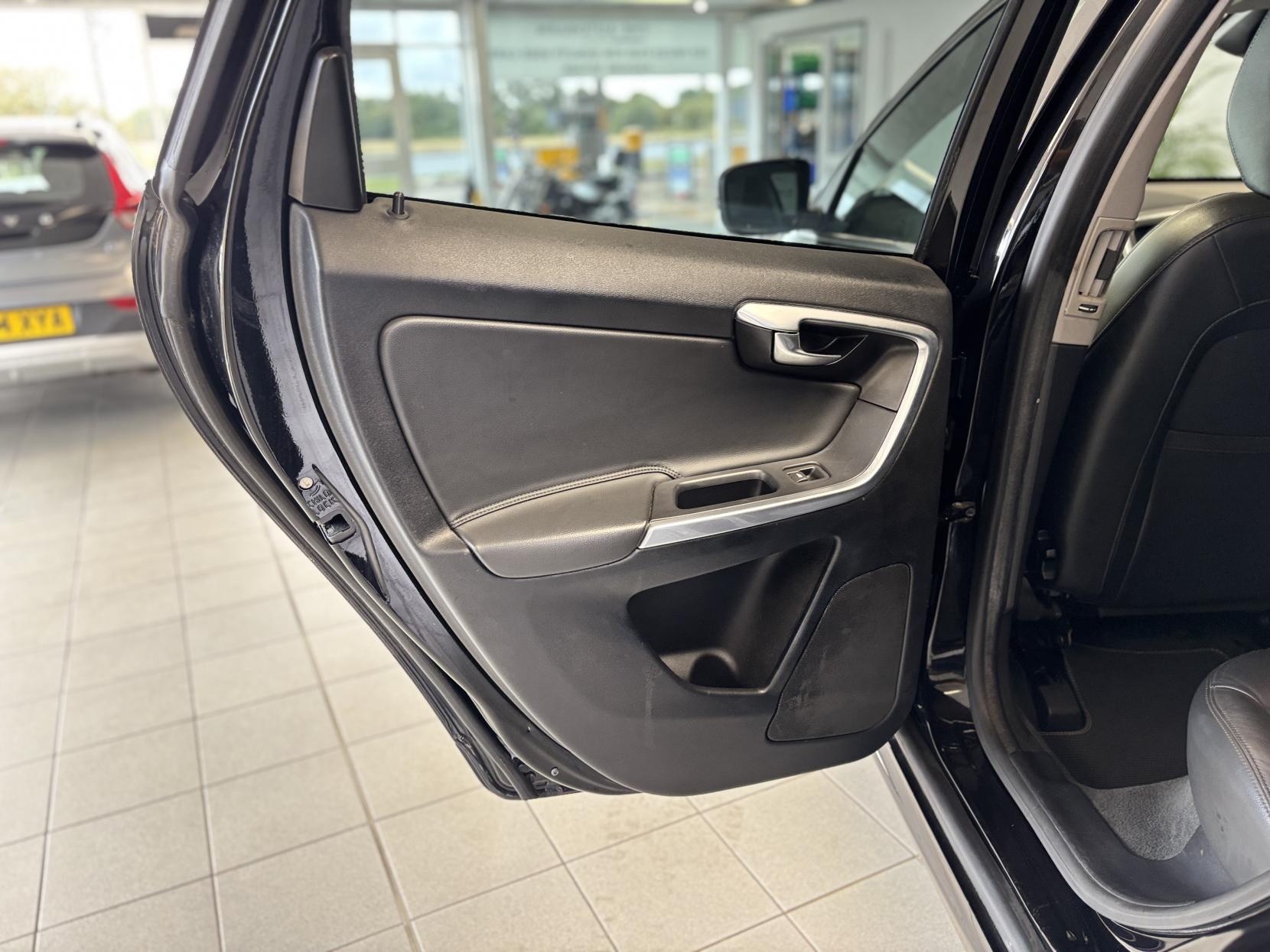 Volvo XC60 2.4 D5 SE Lux Nav SUV 5dr Diesel Manual AWD Euro 6 (s/s) (220 ps)