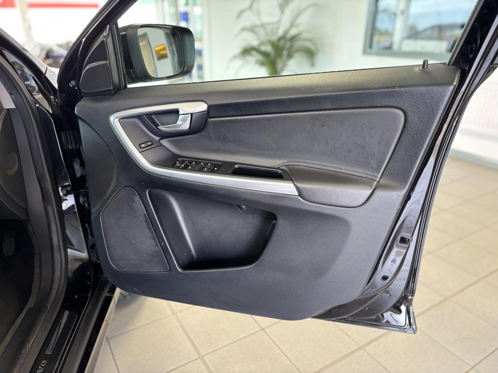 Volvo XC60 2.4 D5 SE Lux Nav SUV 5dr Diesel Manual AWD Euro 6 (s/s) (220 ps)