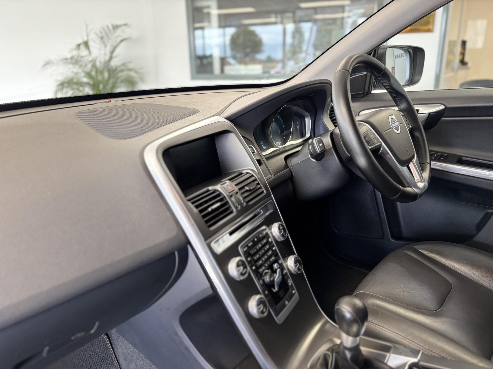 Volvo XC60 2.4 D5 SE Lux Nav SUV 5dr Diesel Manual AWD Euro 6 (s/s) (220 ps)