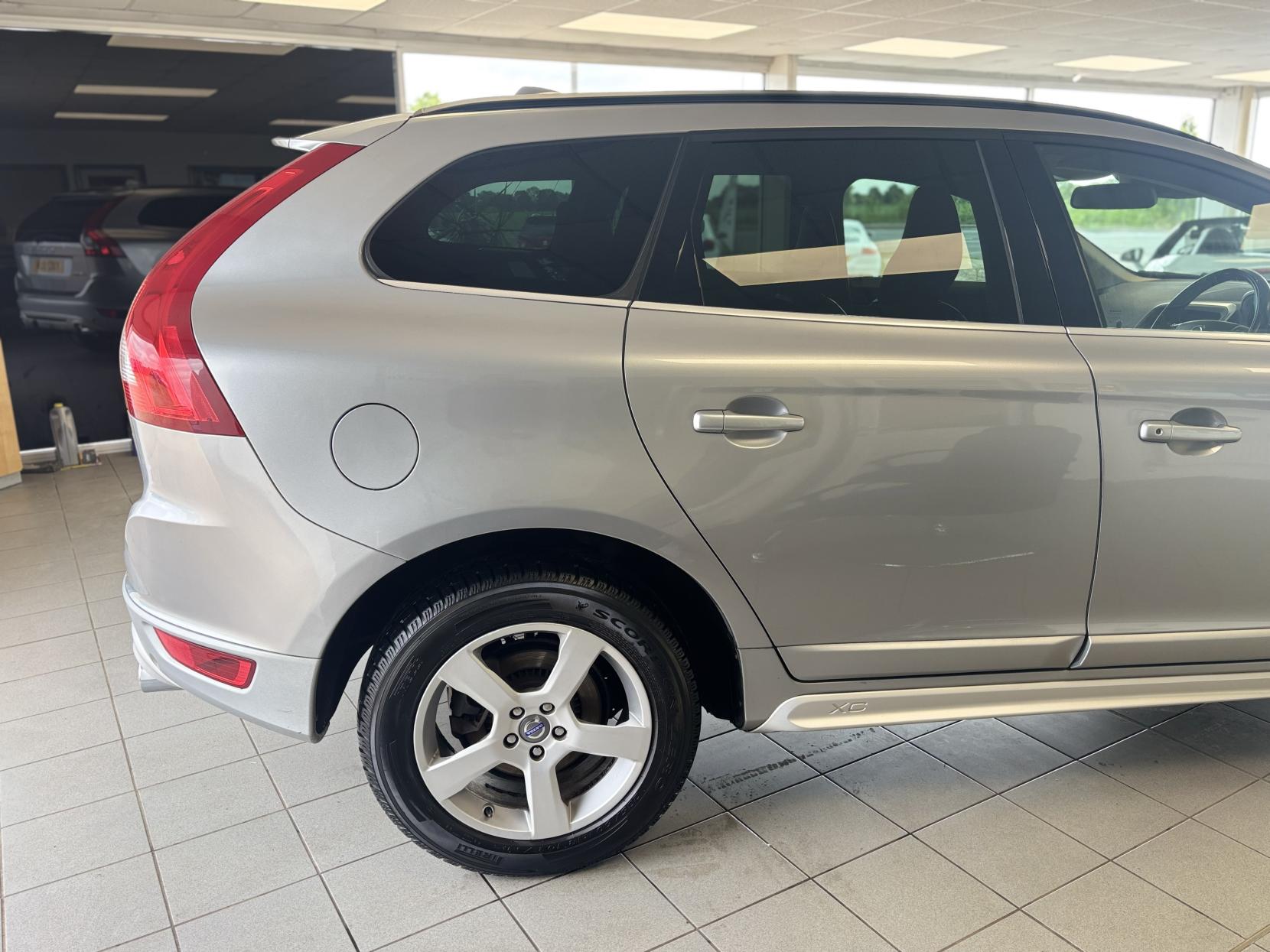 Volvo XC60 2.4 D5 R-Design SUV 5dr Diesel Geartronic AWD Euro 5 (215 ps)
