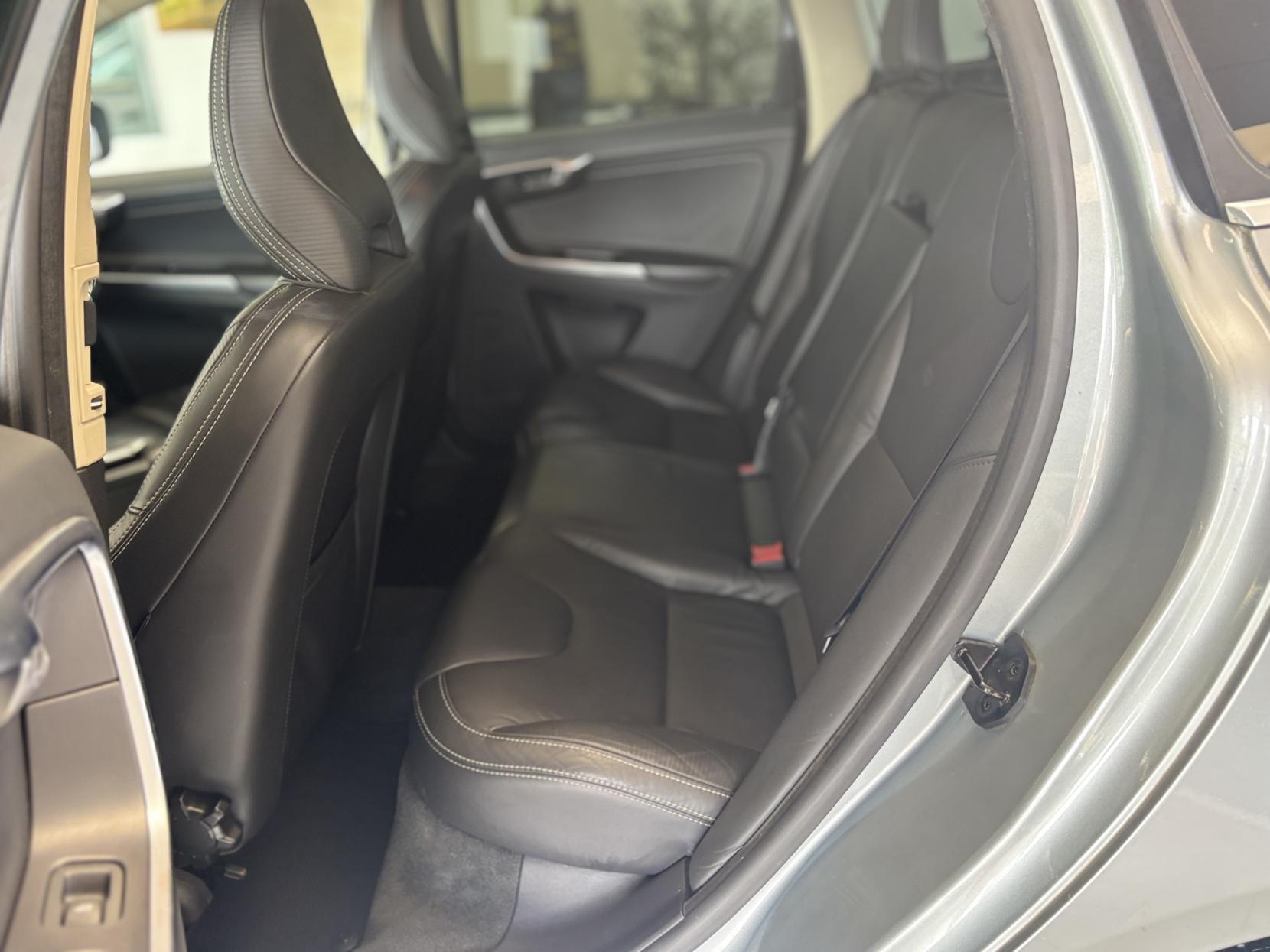 Volvo XC60 2.4 D5 R-Design SUV 5dr Diesel Geartronic AWD Euro 5 (215 ps)