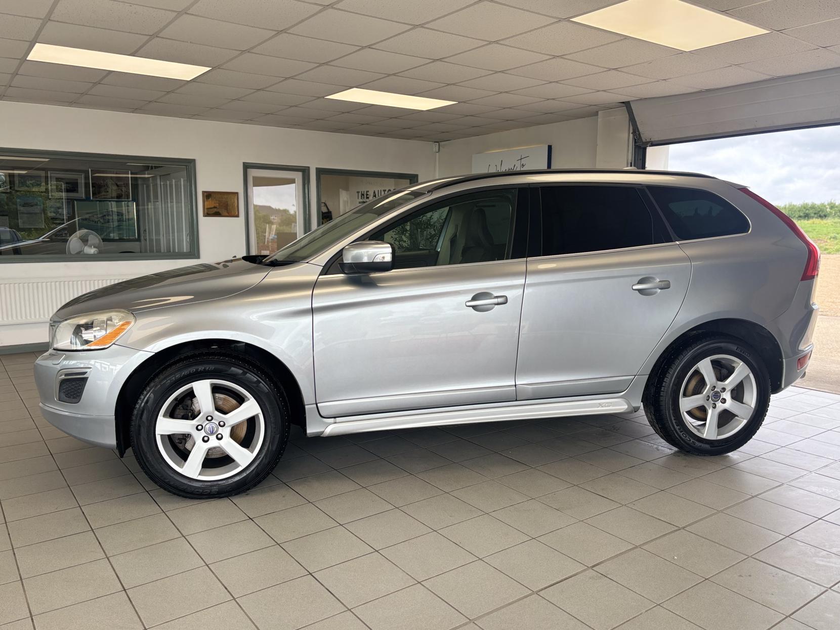 Volvo XC60 2.4 D5 R-Design SUV 5dr Diesel Geartronic AWD Euro 5 (215 ps)