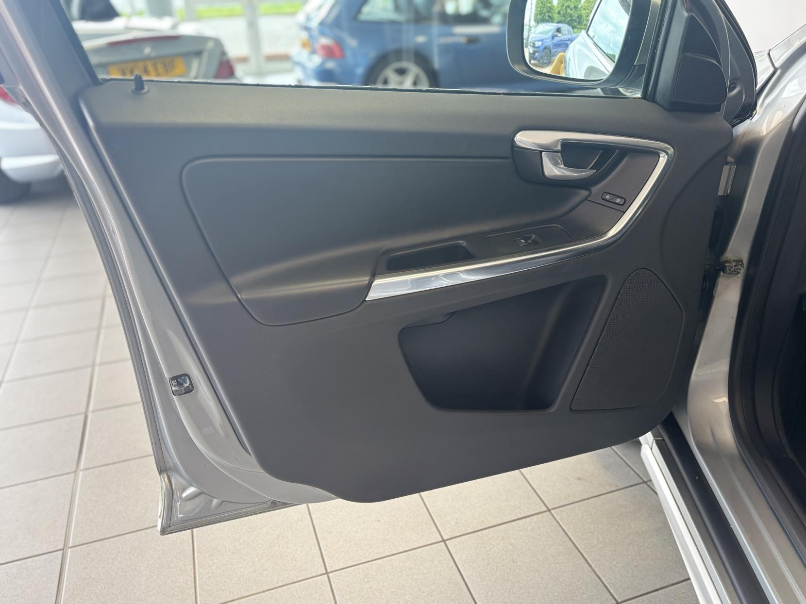 Volvo XC60 2.4 D5 R-Design SUV 5dr Diesel Geartronic AWD Euro 5 (215 ps)
