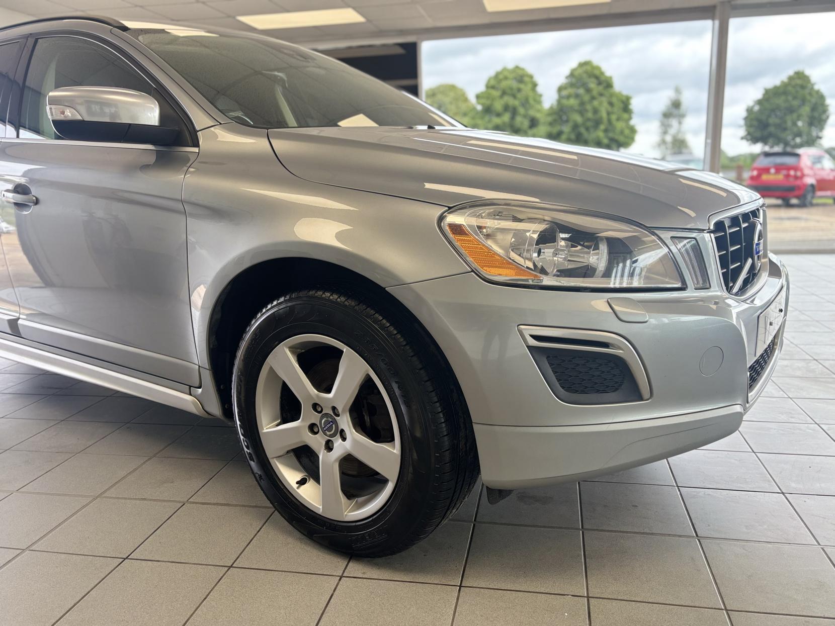 Volvo XC60 2.4 D5 R-Design SUV 5dr Diesel Geartronic AWD Euro 5 (215 ps)