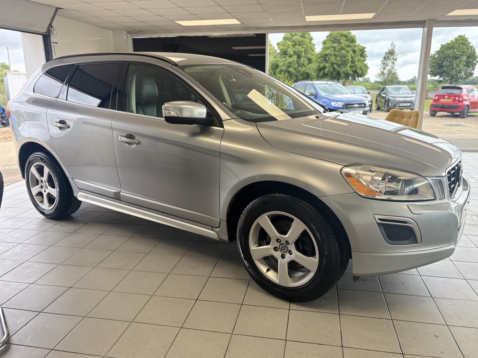 Volvo XC60 2.4 D5 R-Design SUV 5dr Diesel Geartronic AWD Euro 5 (215 ps)