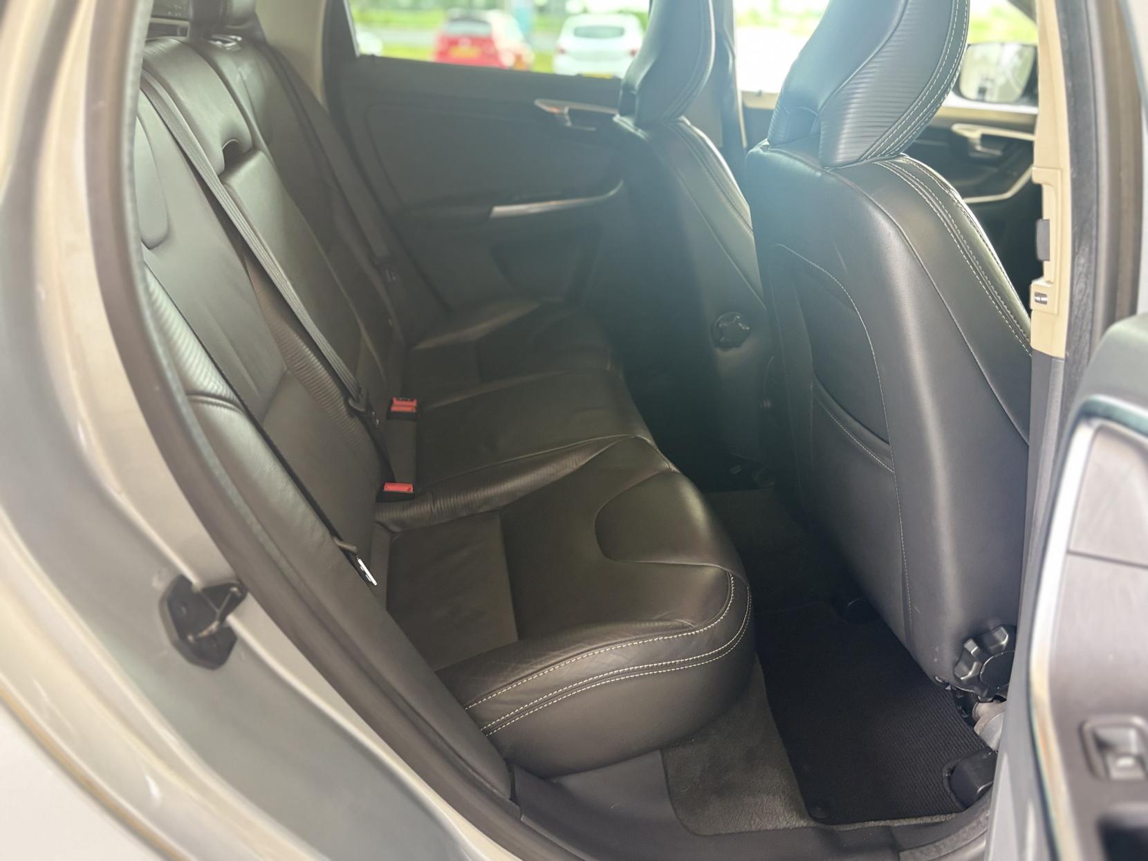 Volvo XC60 2.4 D5 R-Design SUV 5dr Diesel Geartronic AWD Euro 5 (215 ps)