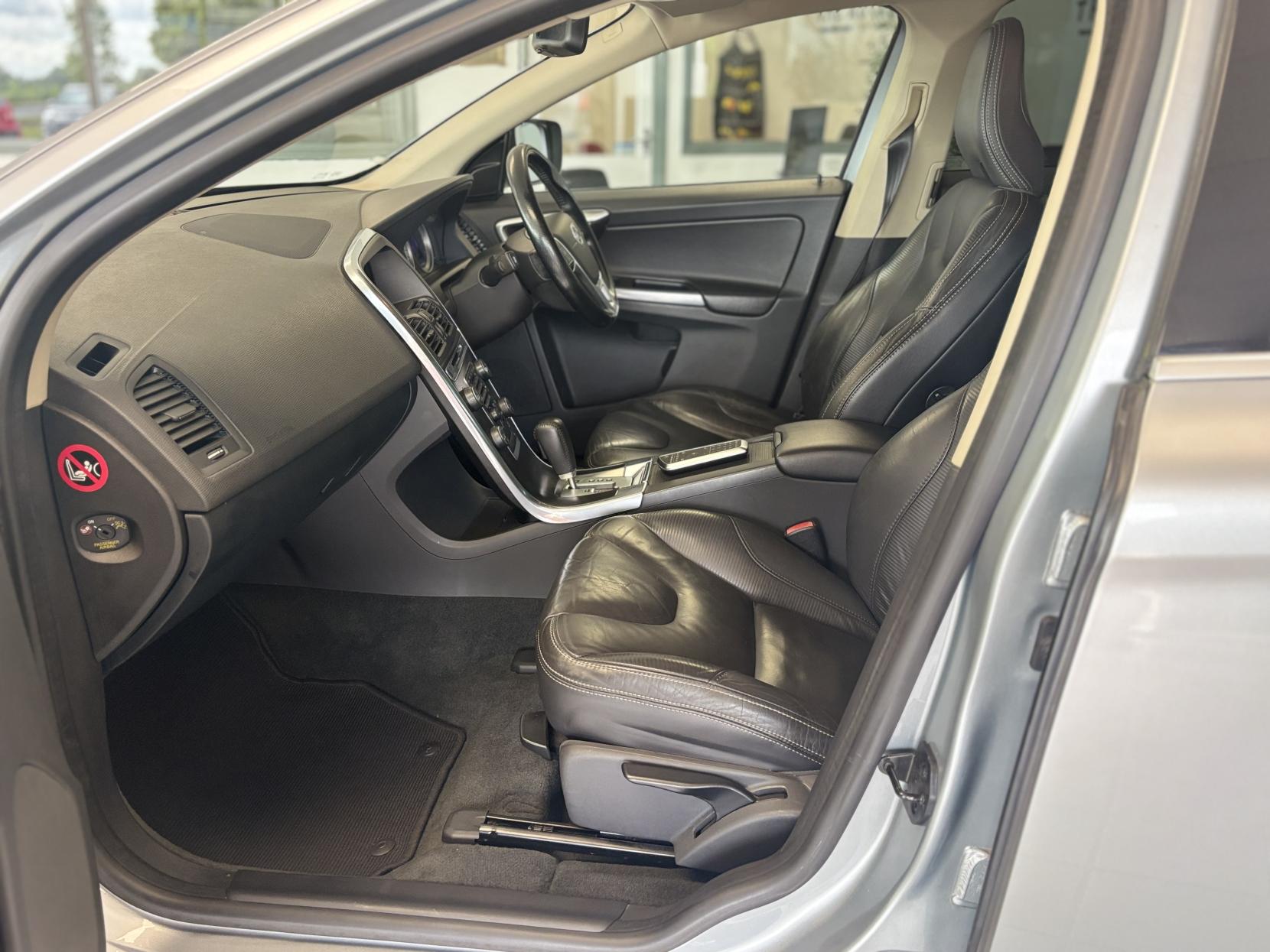 Volvo XC60 2.4 D5 R-Design SUV 5dr Diesel Geartronic AWD Euro 5 (215 ps)