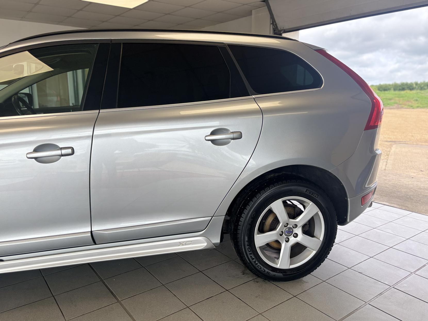 Volvo XC60 2.4 D5 R-Design SUV 5dr Diesel Geartronic AWD Euro 5 (215 ps)