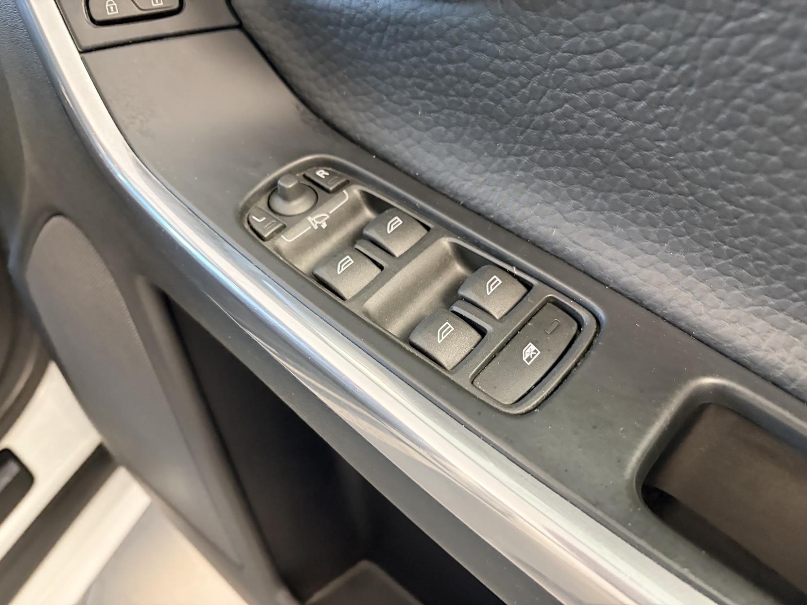 Volvo XC60 2.4 D4 SE Lux SUV 5dr Diesel Geartronic AWD Euro 5 (163 ps)