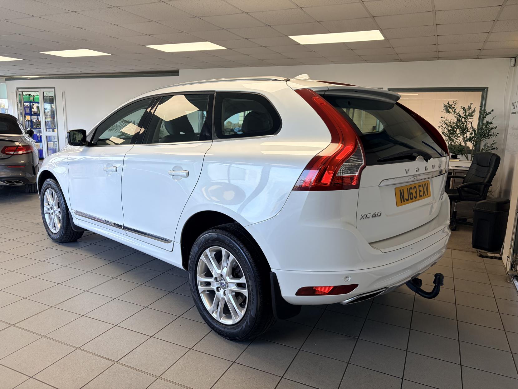 Volvo XC60 2.4 D4 SE Lux SUV 5dr Diesel Geartronic AWD Euro 5 (163 ps)