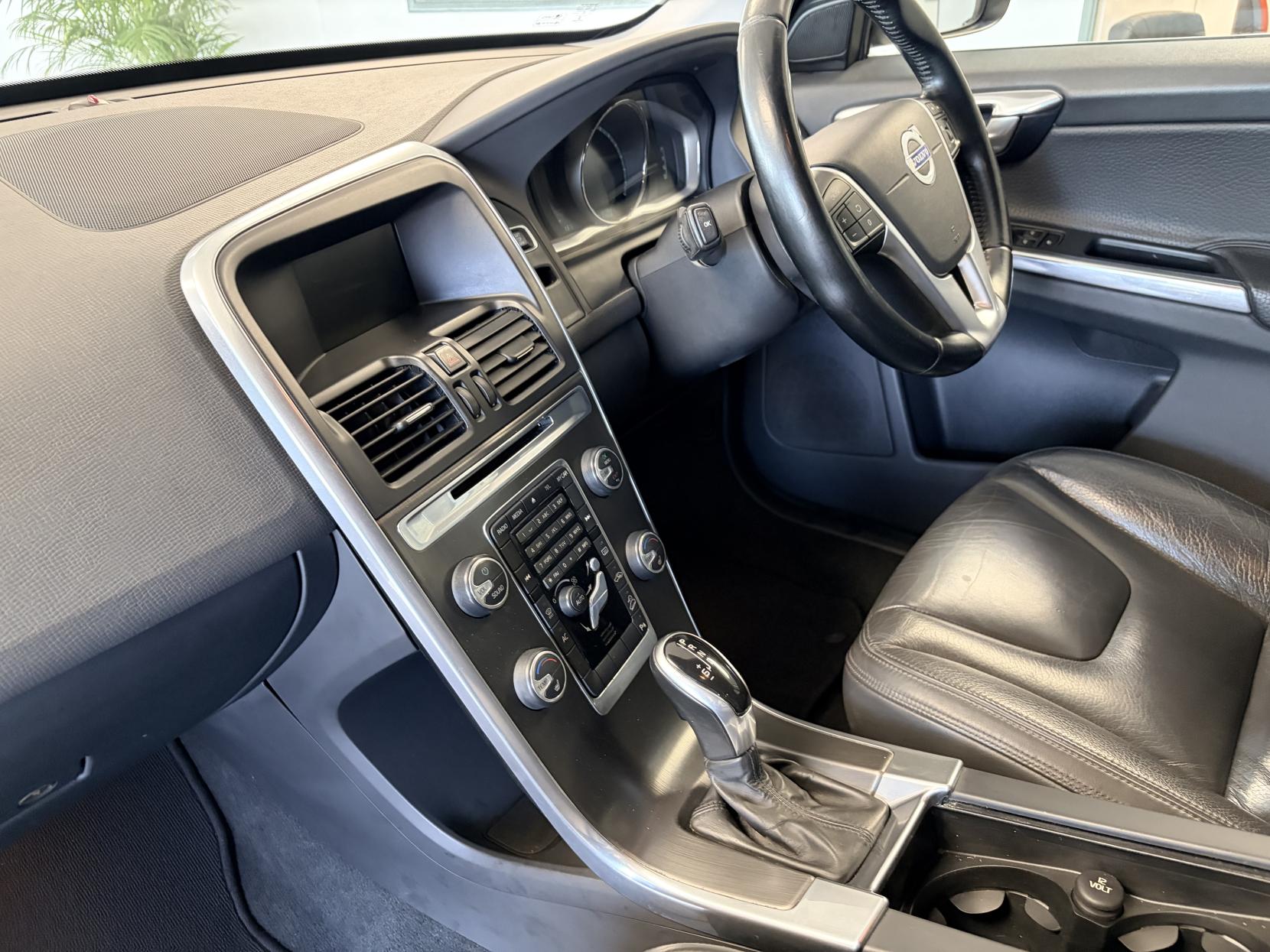 Volvo XC60 2.4 D4 SE Lux SUV 5dr Diesel Geartronic AWD Euro 5 (163 ps)