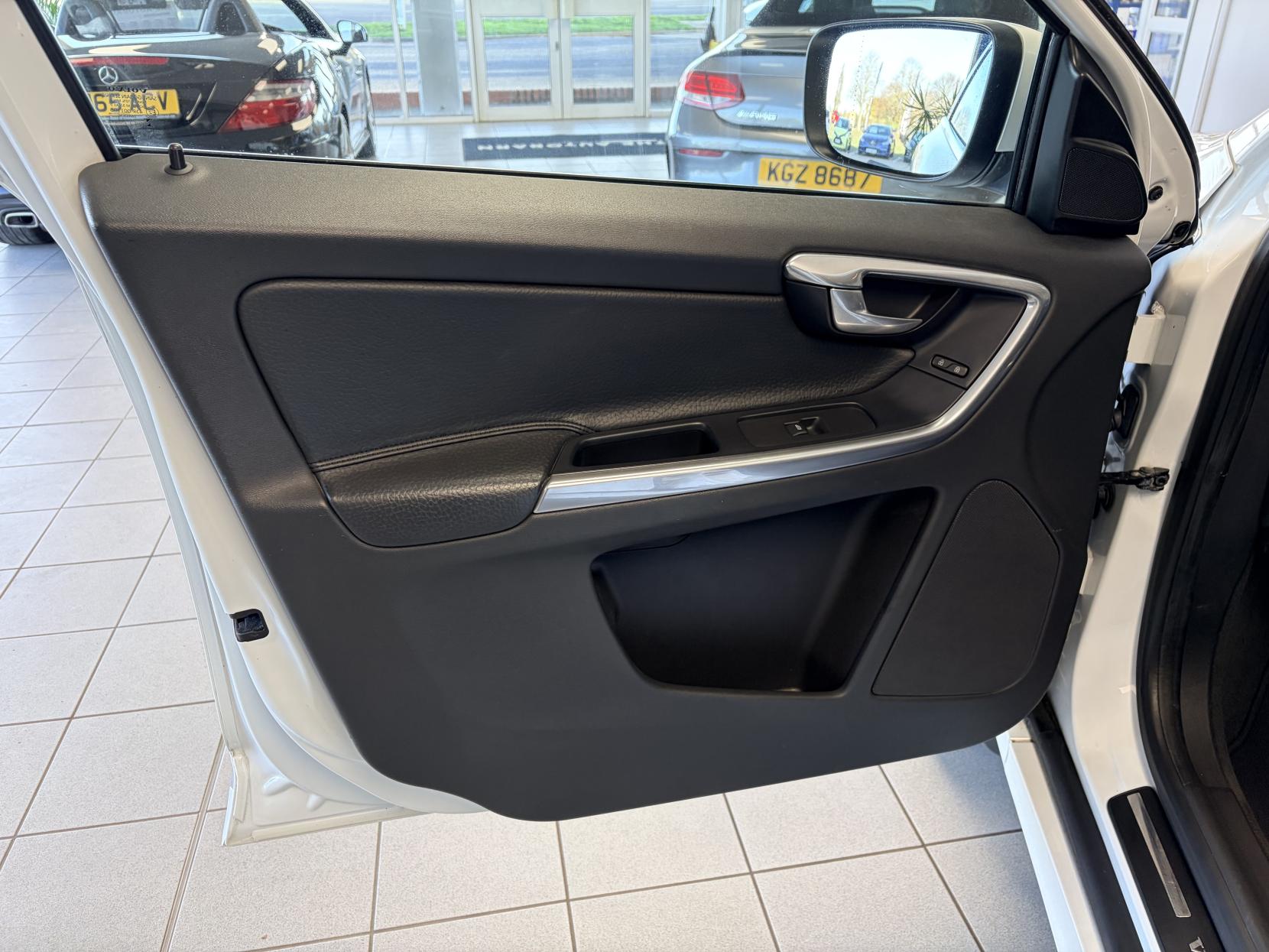 Volvo XC60 2.4 D4 SE Lux SUV 5dr Diesel Geartronic AWD Euro 5 (163 ps)