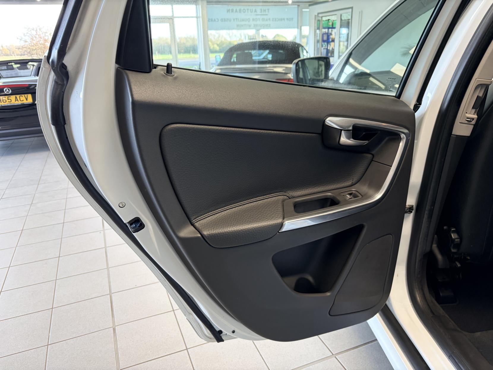 Volvo XC60 2.4 D4 SE Lux SUV 5dr Diesel Geartronic AWD Euro 5 (163 ps)