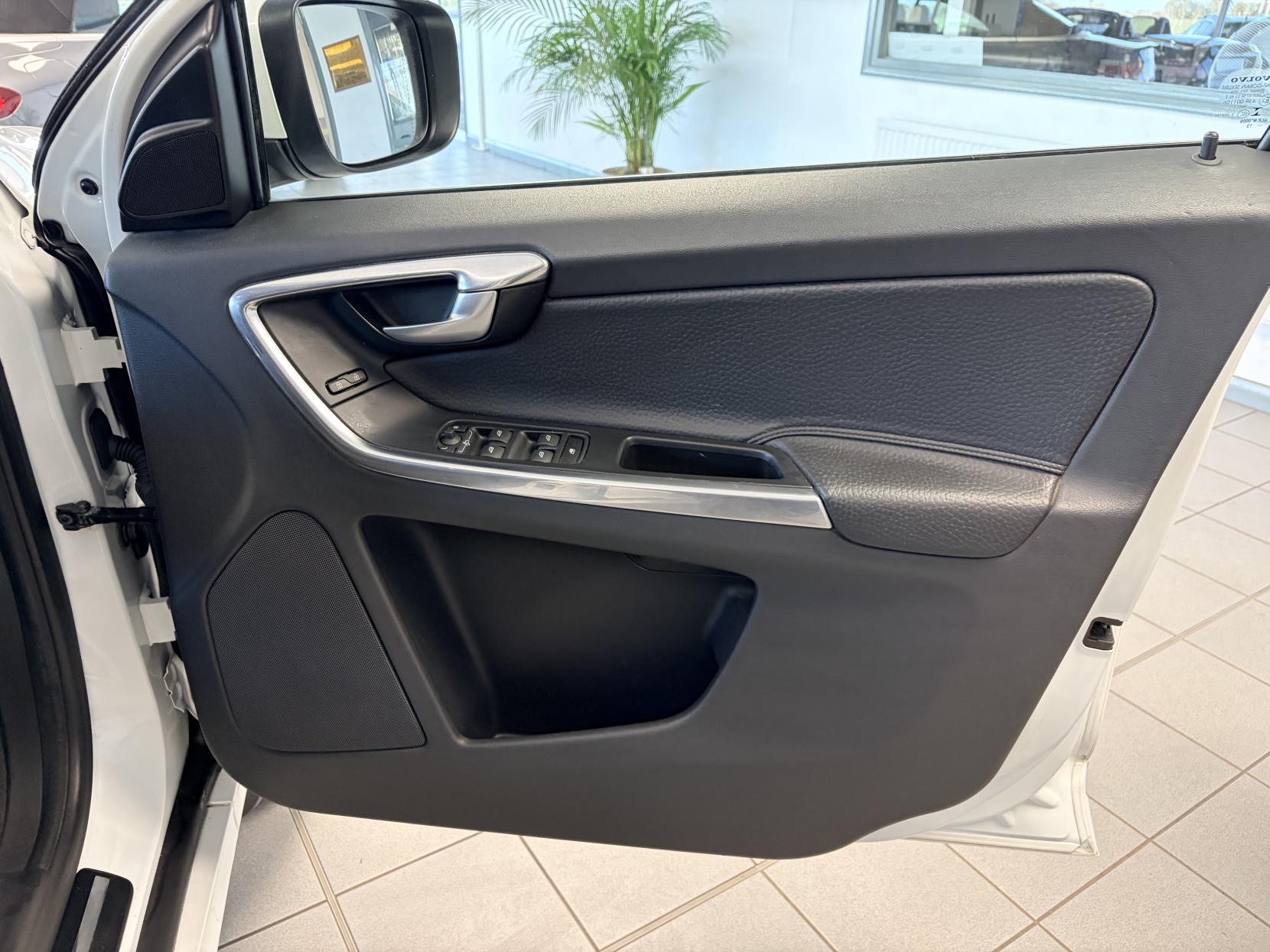 Volvo XC60 2.4 D4 SE Lux SUV 5dr Diesel Geartronic AWD Euro 5 (163 ps)