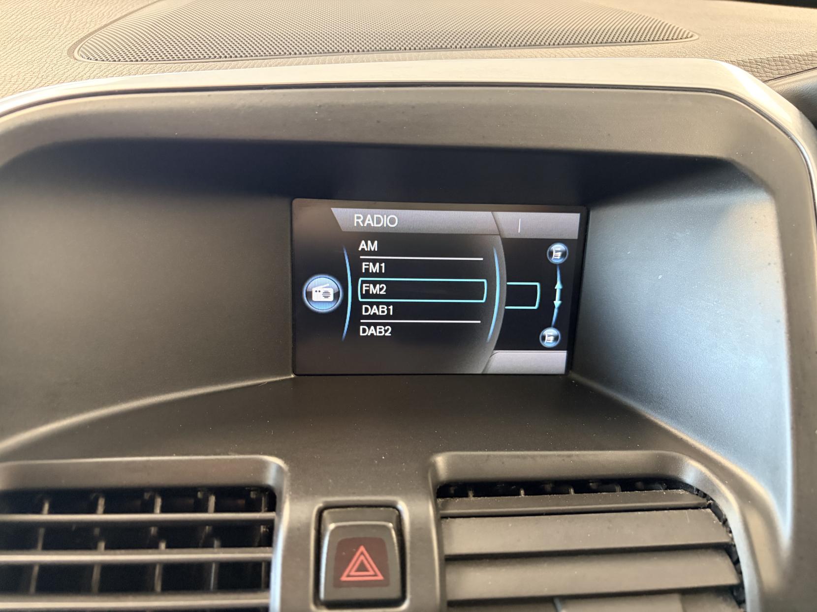 Volvo XC60 2.4 D4 SE Lux SUV 5dr Diesel Geartronic AWD Euro 5 (163 ps)