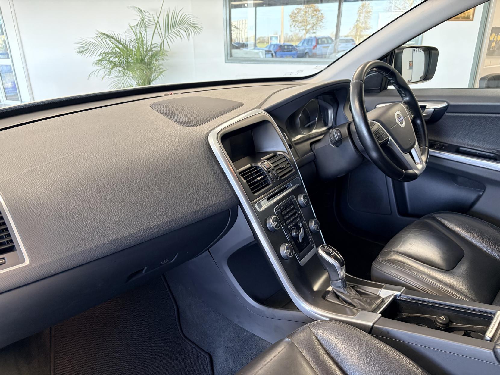 Volvo XC60 2.4 D4 SE Lux SUV 5dr Diesel Geartronic AWD Euro 5 (163 ps)