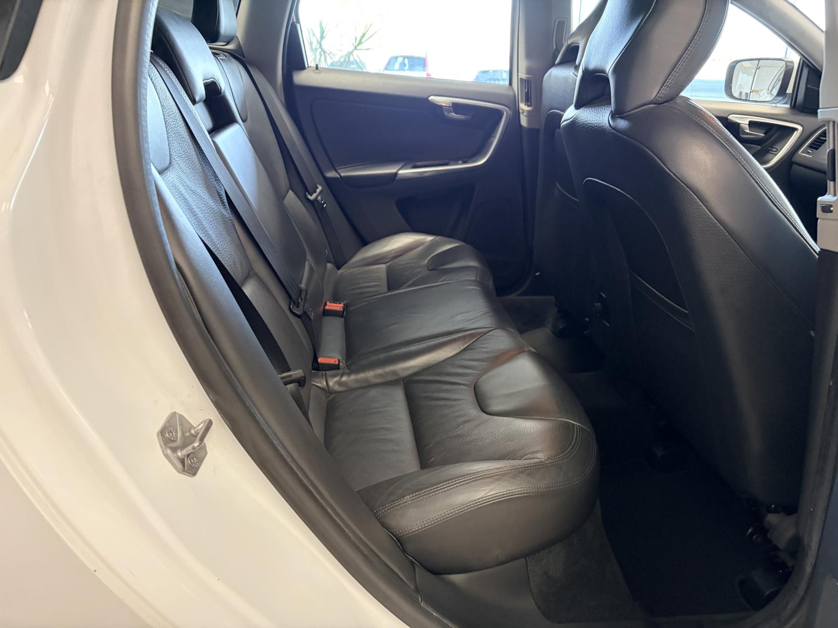 Volvo XC60 2.4 D4 SE Lux SUV 5dr Diesel Geartronic AWD Euro 5 (163 ps)