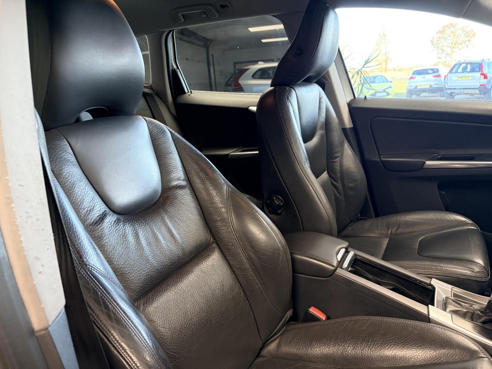 Volvo XC60 2.4 D4 SE Lux SUV 5dr Diesel Geartronic AWD Euro 5 (163 ps)