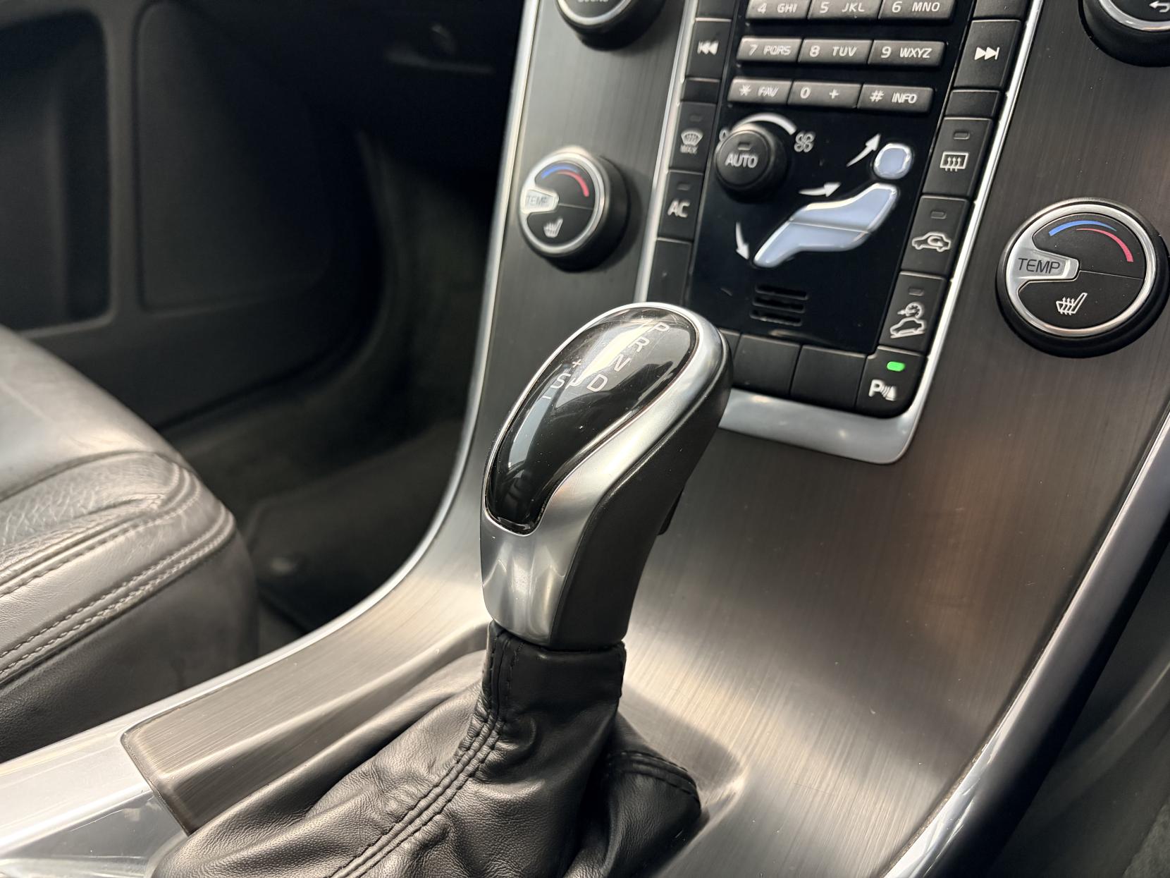 Volvo XC60 2.4 D4 SE Lux SUV 5dr Diesel Geartronic AWD Euro 5 (163 ps)