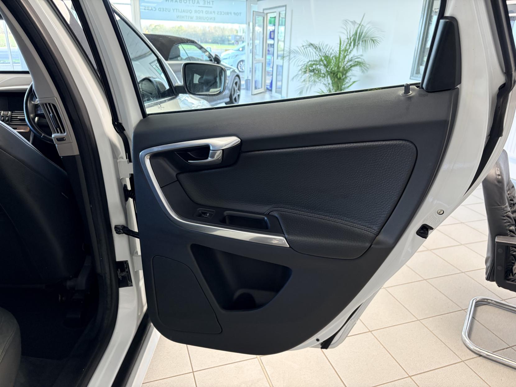 Volvo XC60 2.4 D4 SE Lux SUV 5dr Diesel Geartronic AWD Euro 5 (163 ps)