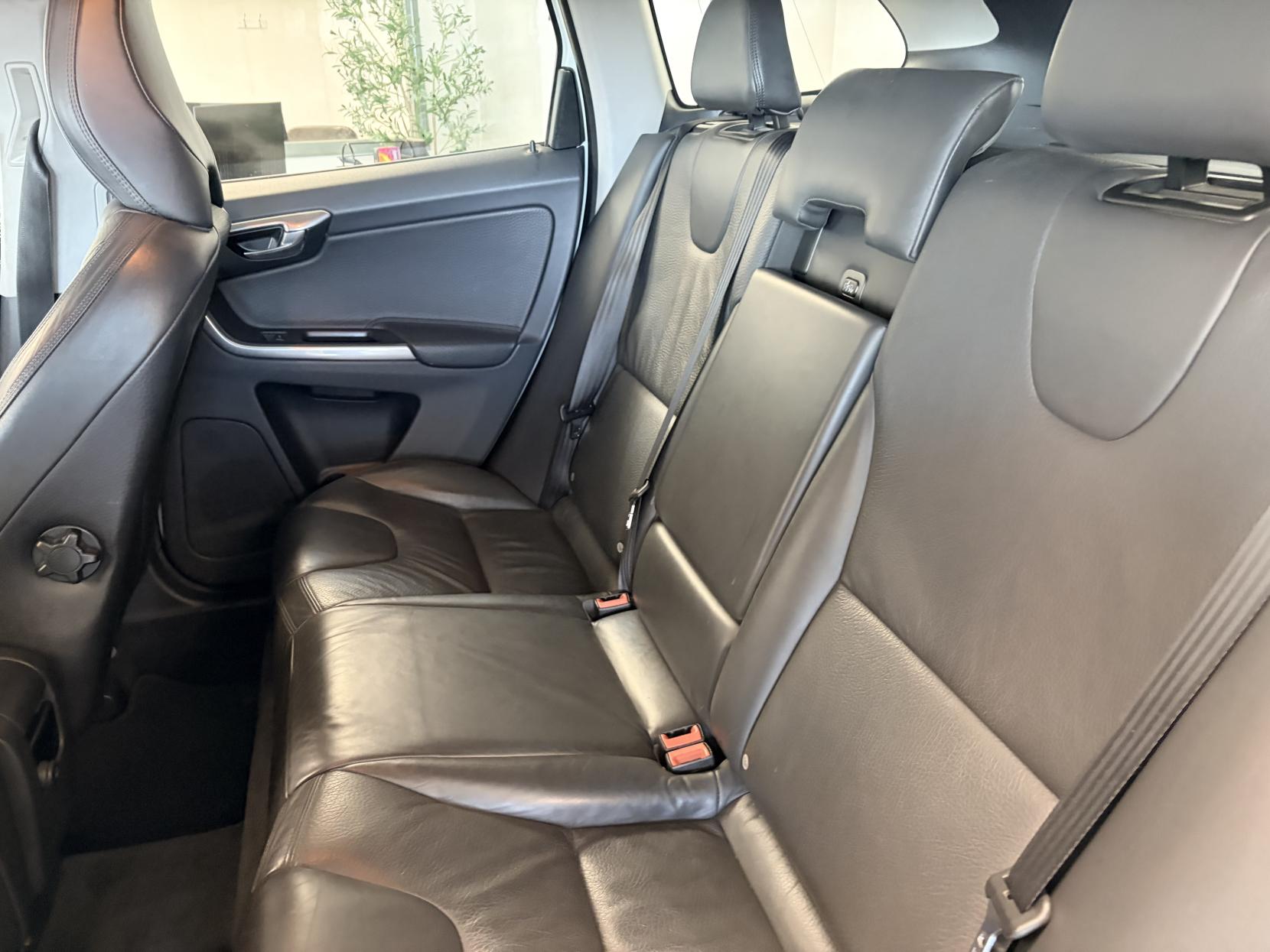 Volvo XC60 2.4 D4 SE Lux SUV 5dr Diesel Geartronic AWD Euro 5 (163 ps)