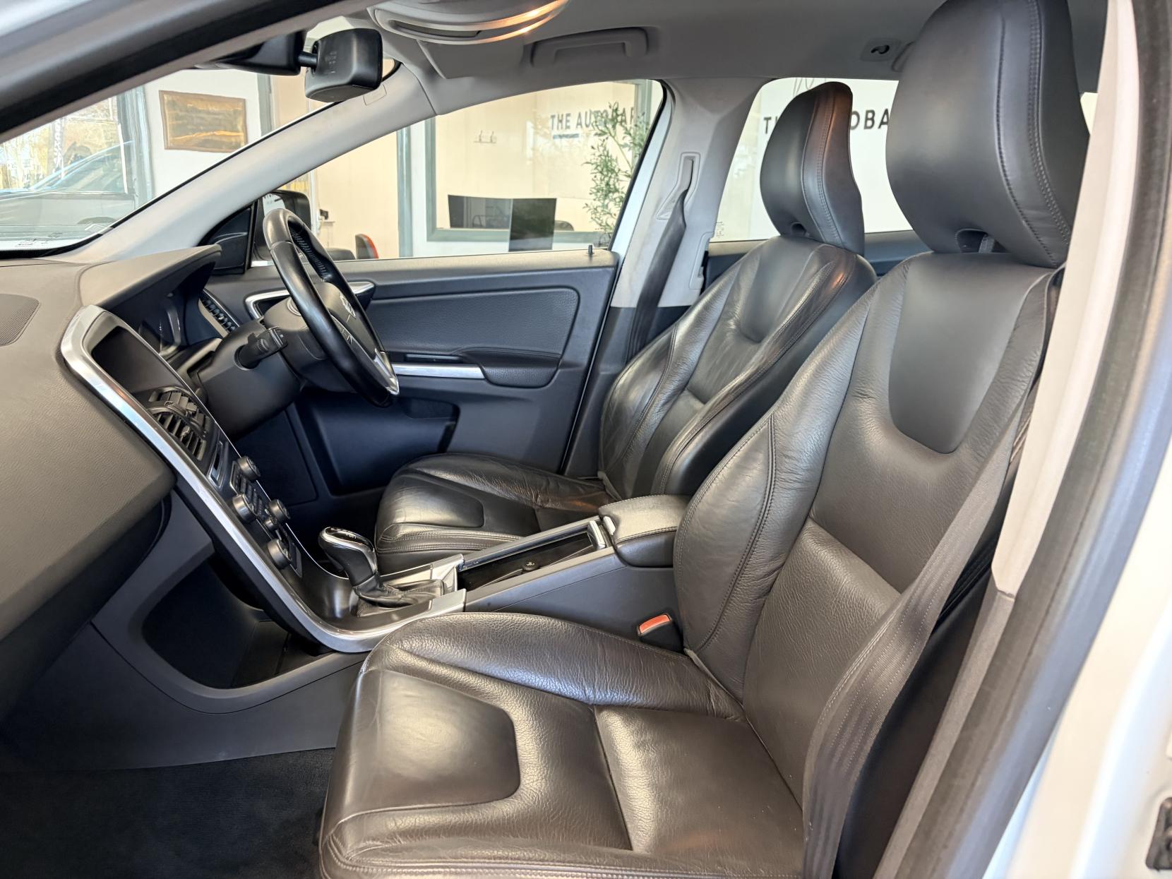 Volvo XC60 2.4 D4 SE Lux SUV 5dr Diesel Geartronic AWD Euro 5 (163 ps)