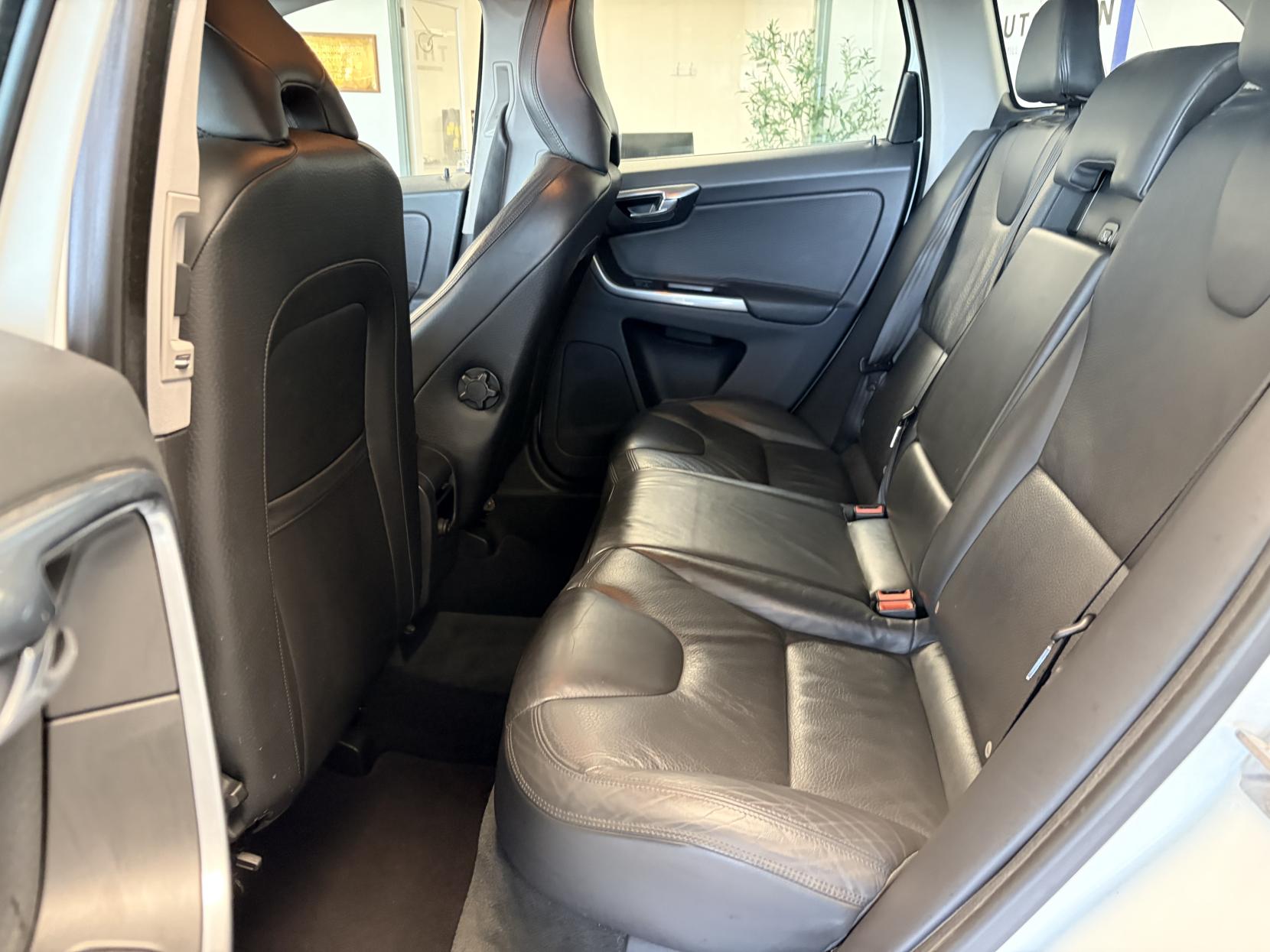 Volvo XC60 2.4 D4 SE Lux SUV 5dr Diesel Geartronic AWD Euro 5 (163 ps)