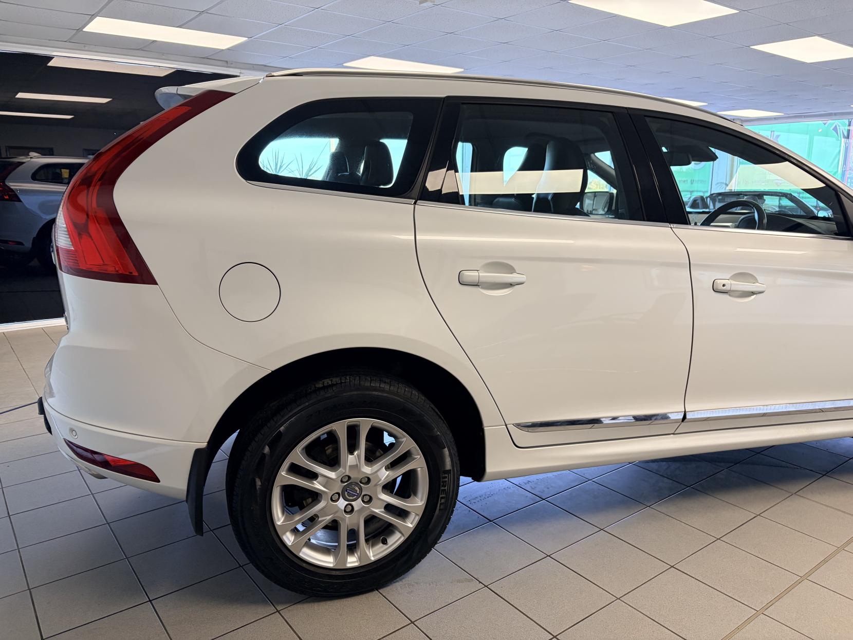 Volvo XC60 2.4 D4 SE Lux SUV 5dr Diesel Geartronic AWD Euro 5 (163 ps)