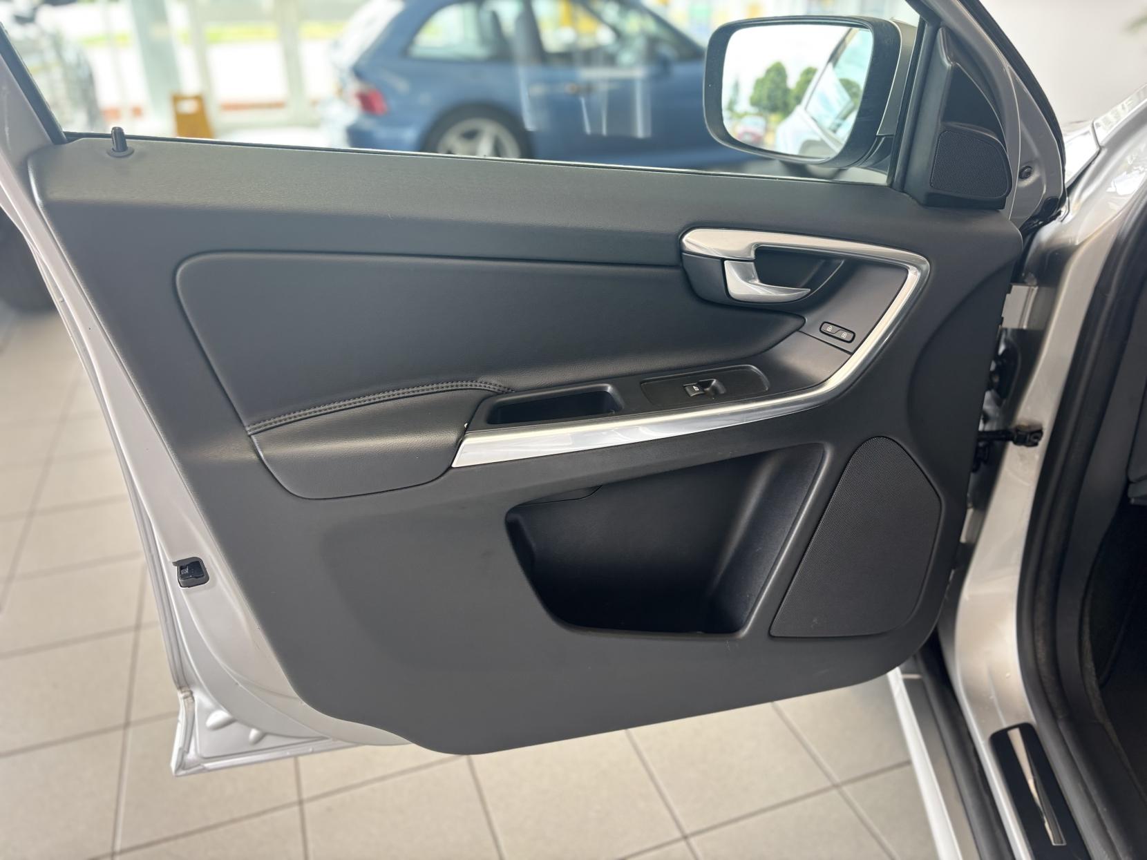 Volvo XC60 2.4 D4 SE Lux Nav SUV 5dr Diesel Geartronic AWD Euro 5 (181 ps)