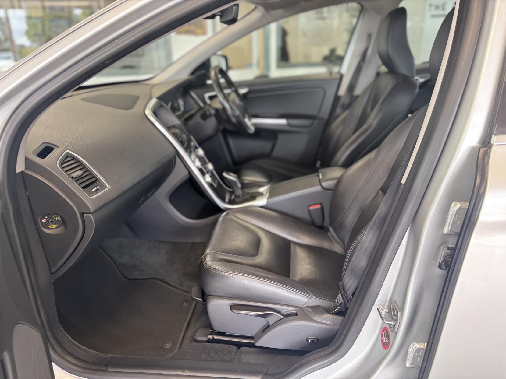 Volvo XC60 2.4 D4 SE Lux Nav SUV 5dr Diesel Geartronic AWD Euro 5 (181 ps)