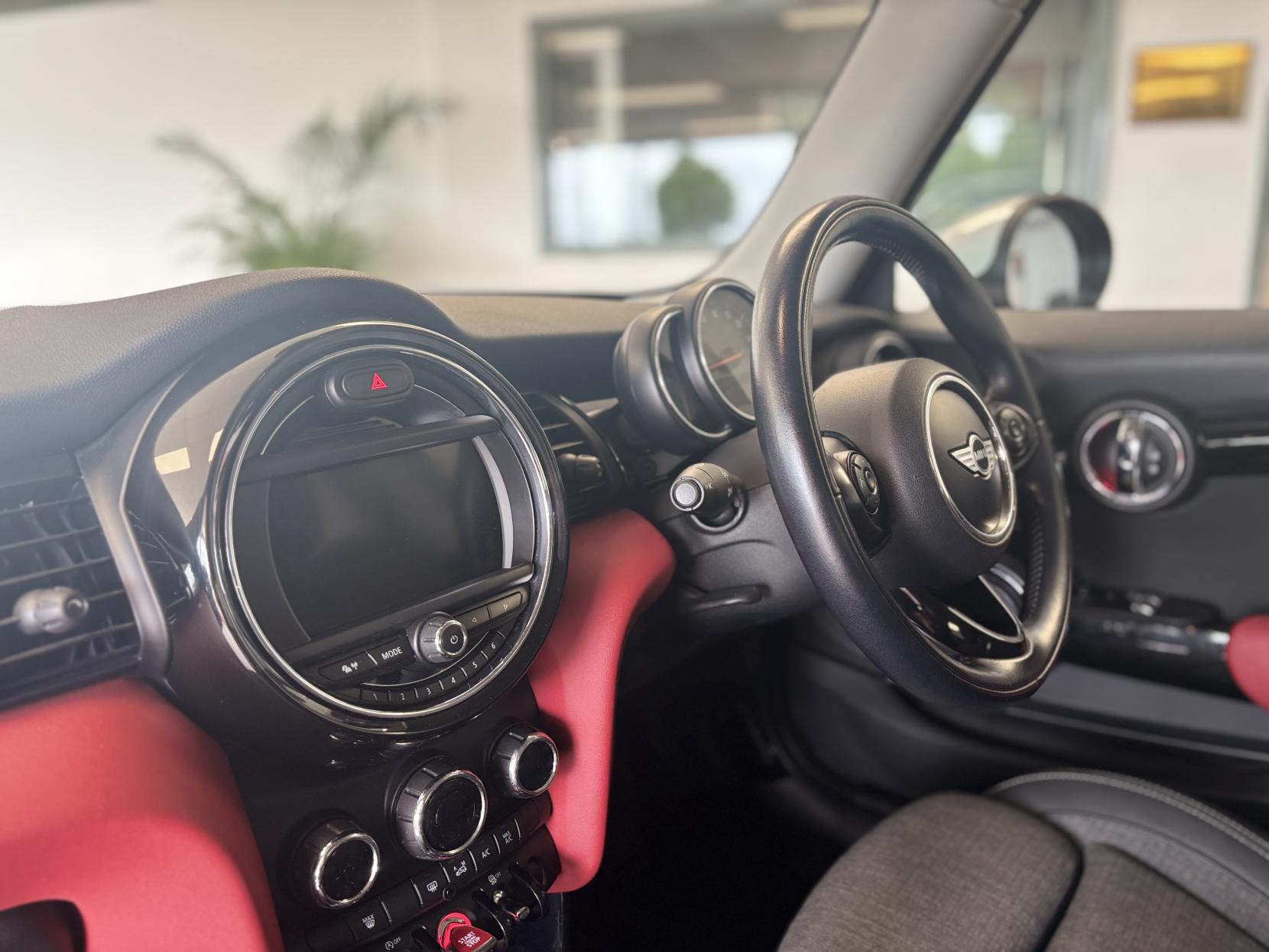 MINI Hatch 1.5 Cooper D Hatchback 3dr Diesel Manual Euro 6 (s/s) (116 ps)