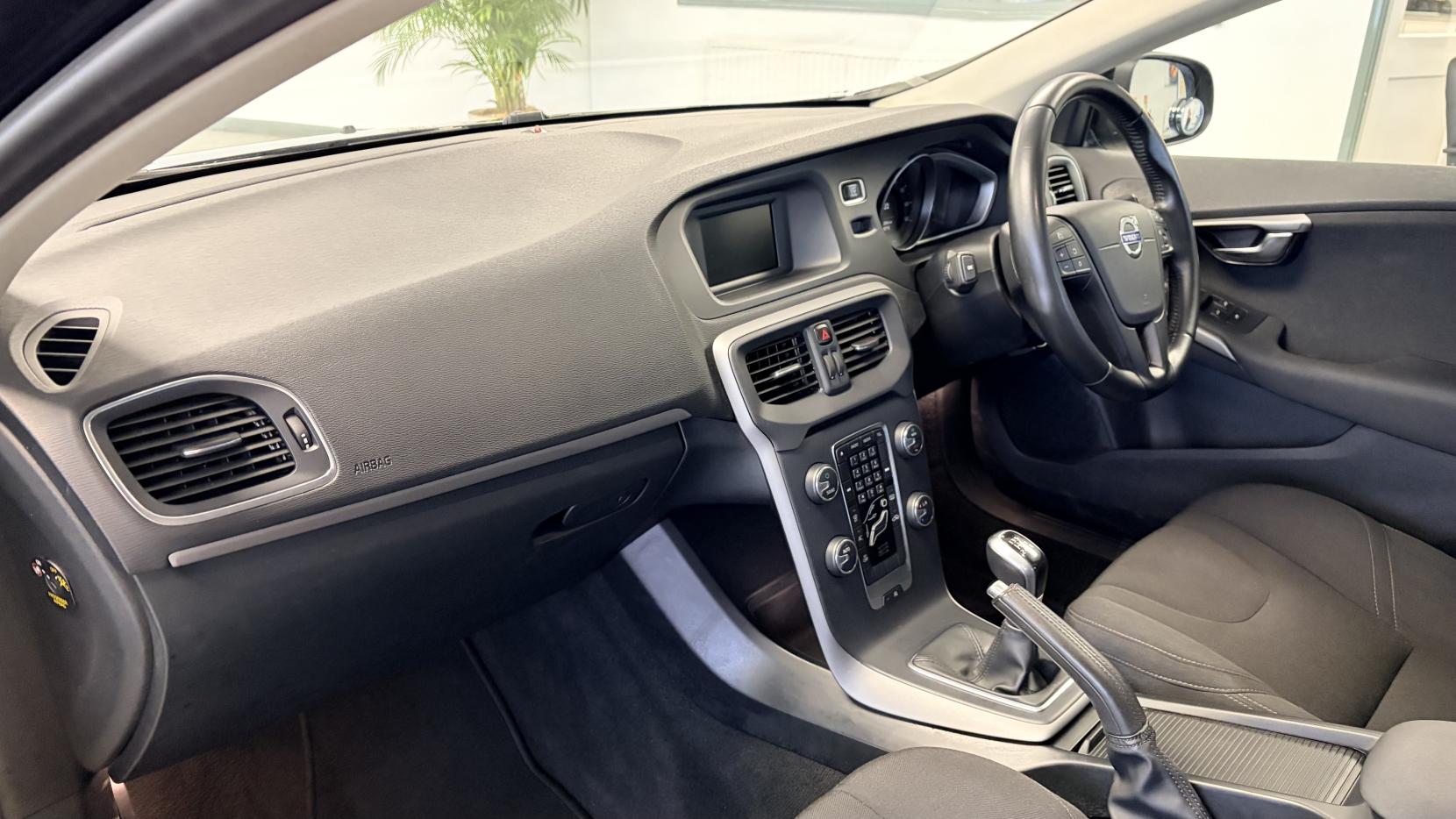 Volvo V40 2.0 T2 ES Hatchback 5dr Petrol Manual Euro 6 (s/s) (122 ps)