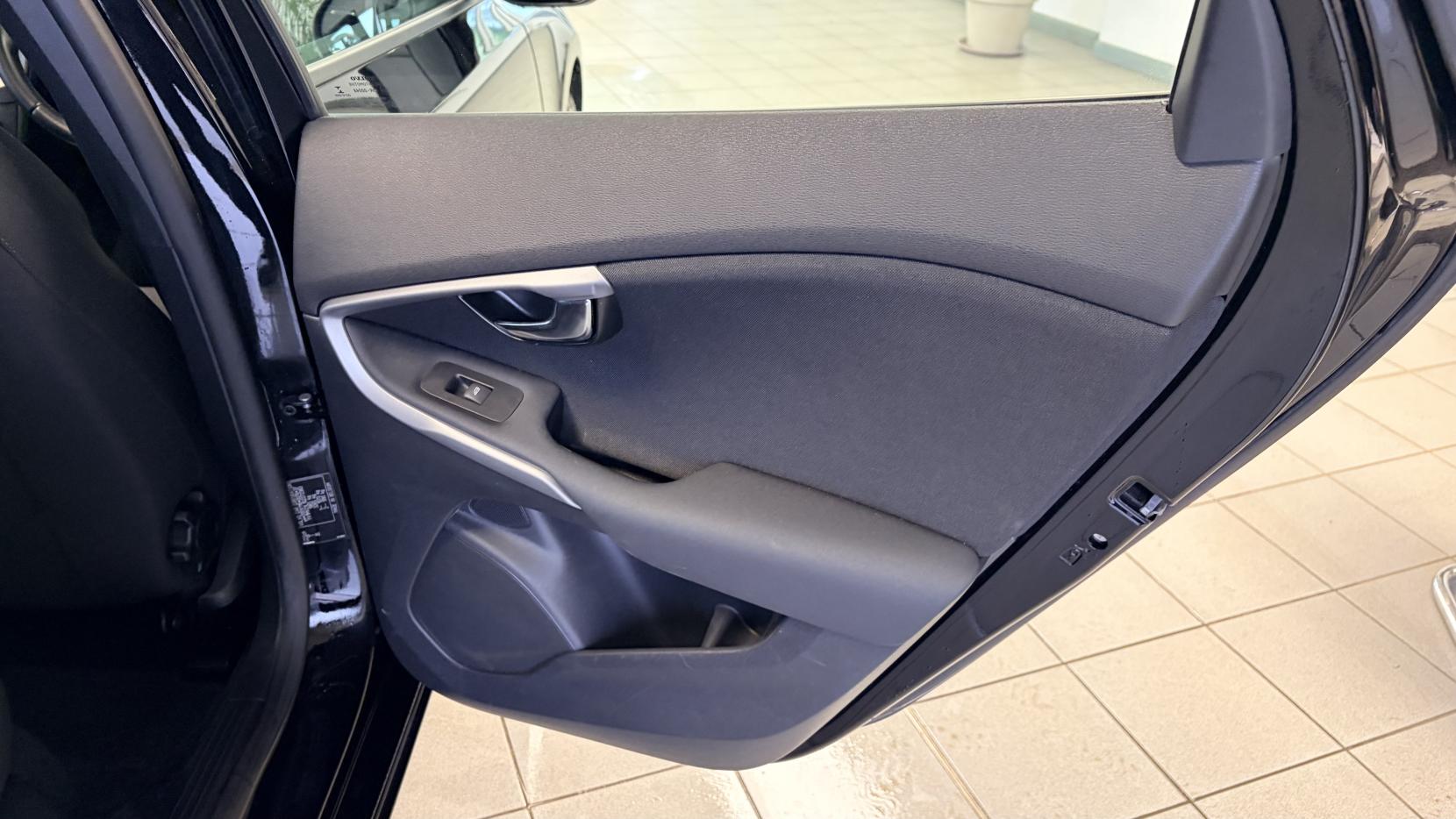 Volvo V40 2.0 T2 ES Hatchback 5dr Petrol Manual Euro 6 (s/s) (122 ps)