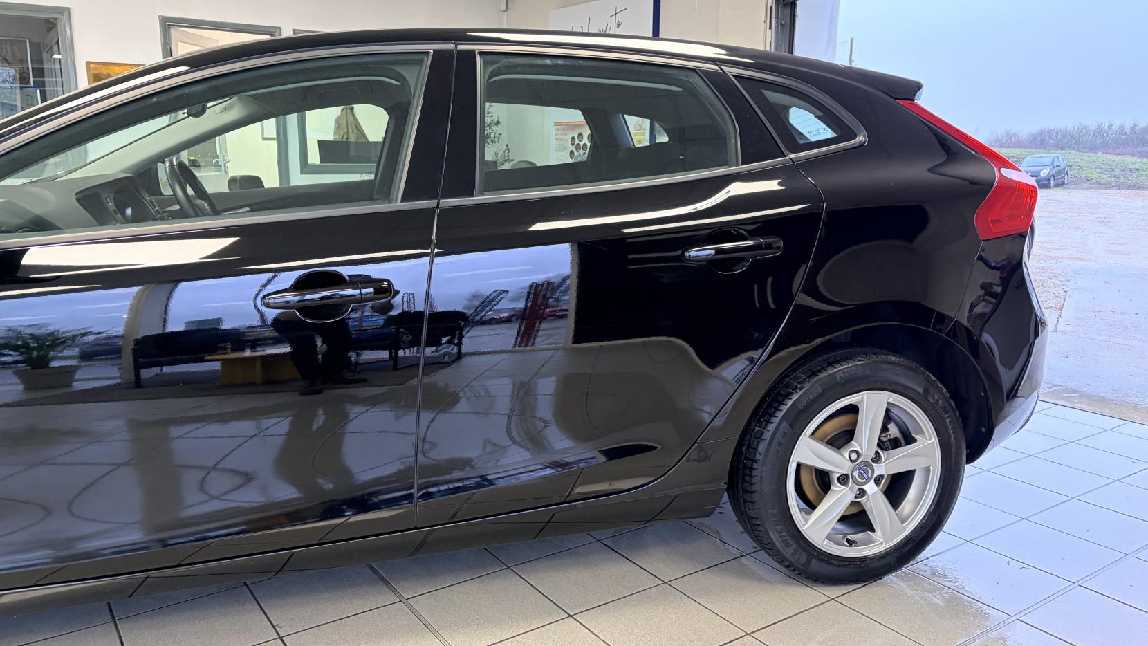 Volvo V40 2.0 T2 ES Hatchback 5dr Petrol Manual Euro 6 (s/s) (122 ps)