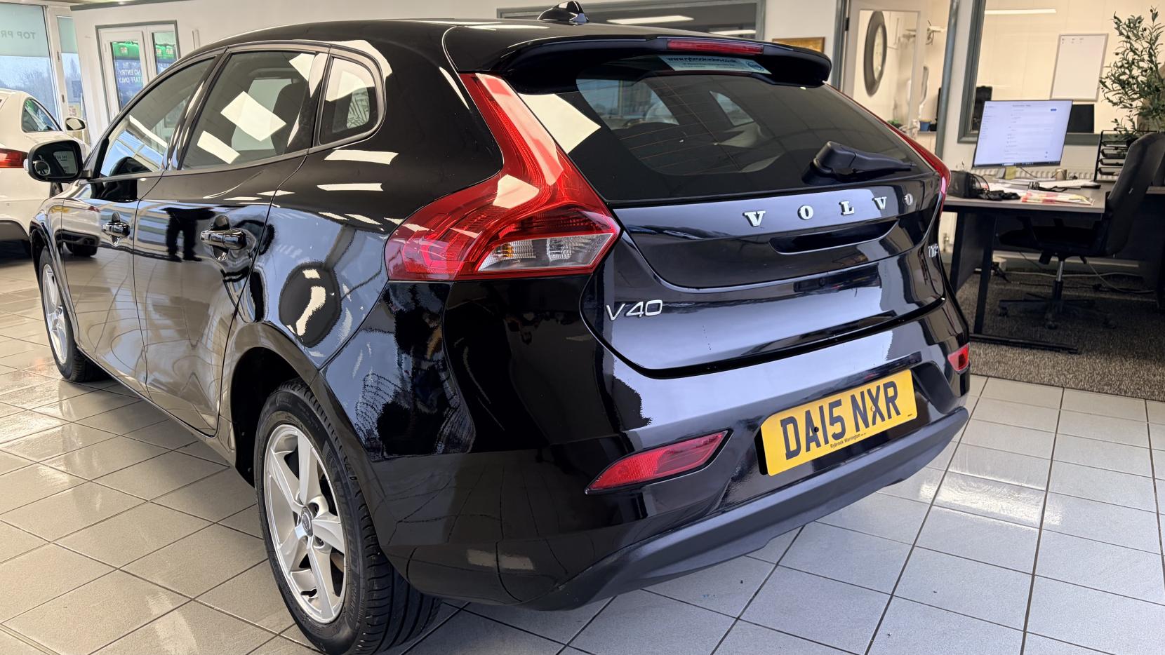 Volvo V40 2.0 T2 ES Hatchback 5dr Petrol Manual Euro 6 (s/s) (122 ps)