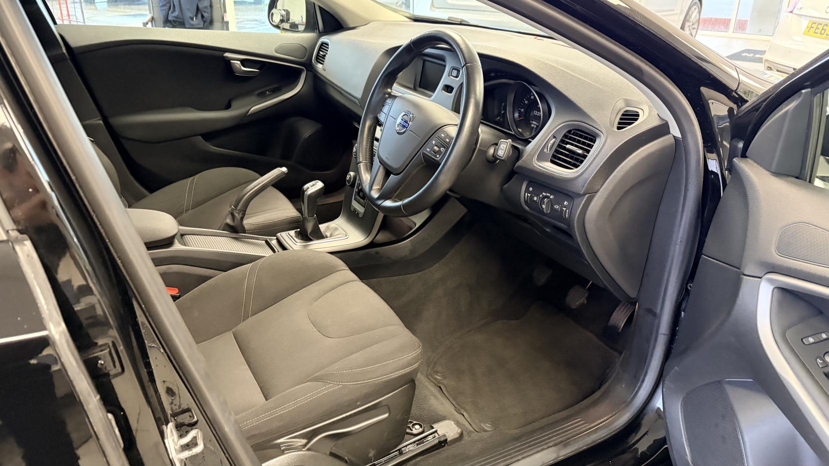 Volvo V40 2.0 T2 ES Hatchback 5dr Petrol Manual Euro 6 (s/s) (122 ps)