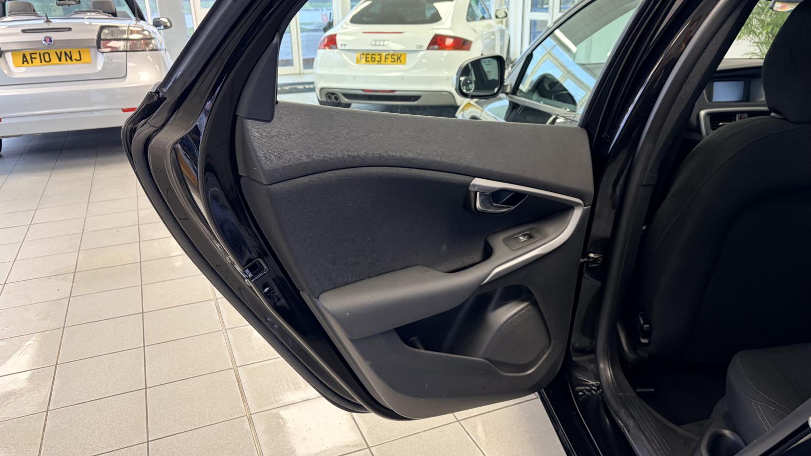 Volvo V40 2.0 T2 ES Hatchback 5dr Petrol Manual Euro 6 (s/s) (122 ps)